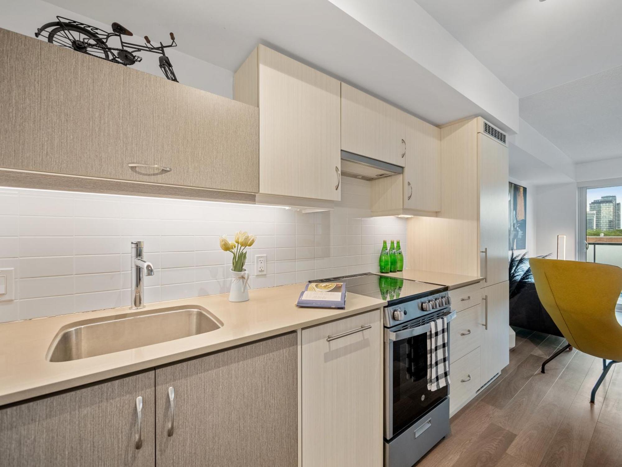 Sleek 1br & Office - Cn Tower, Skyline View
