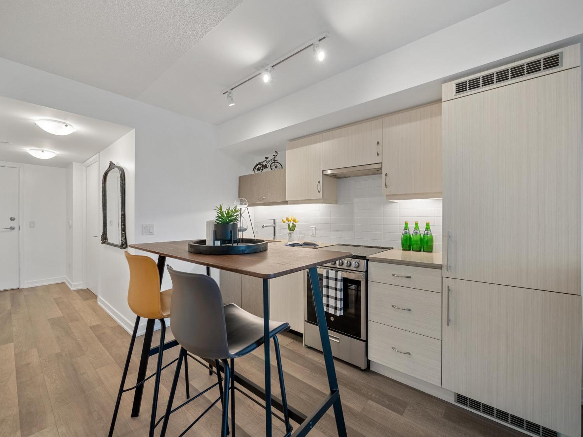 Sleek 1br & Office - Cn Tower, Skyline View * Toronto