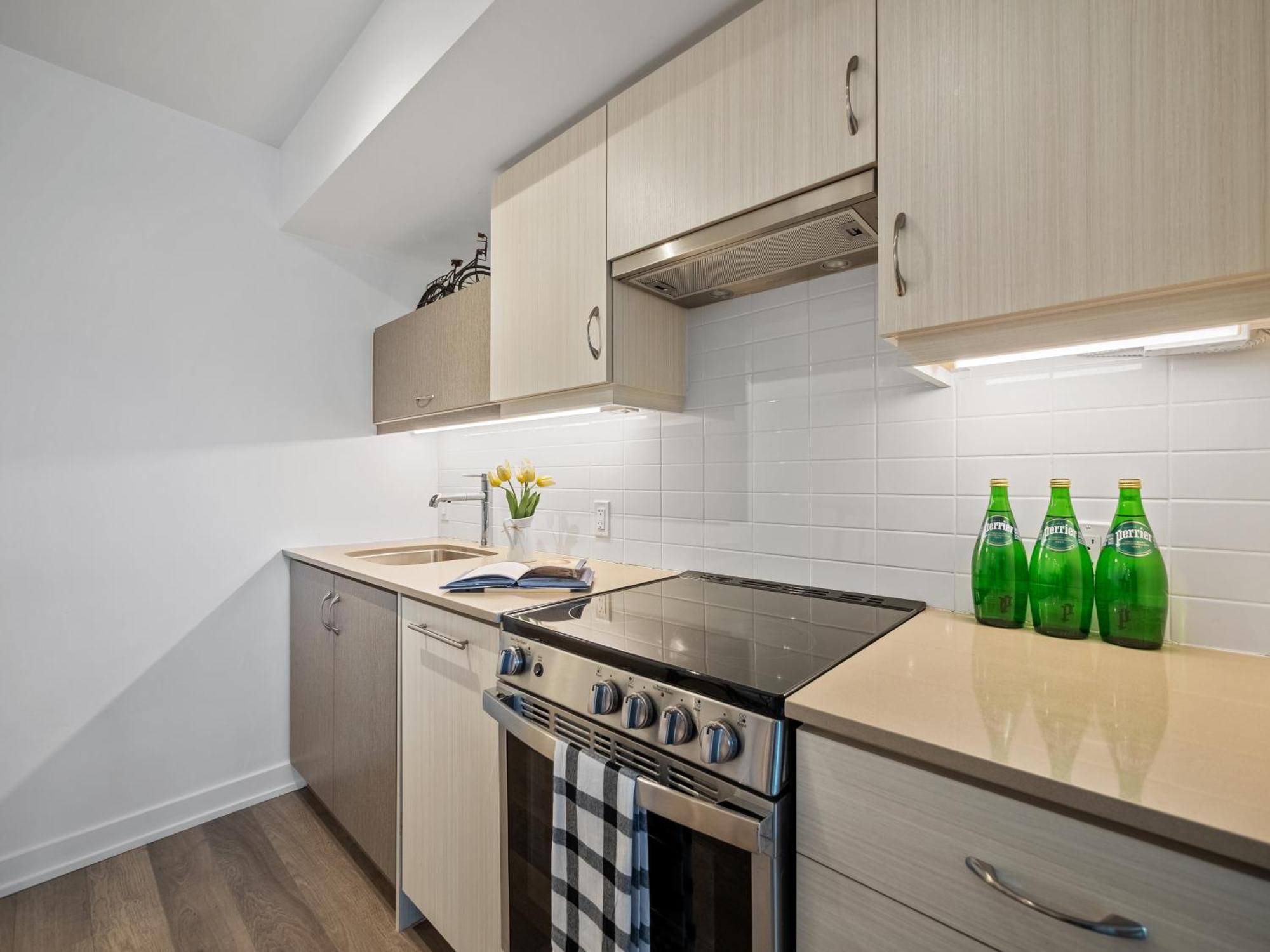 Sleek 1br & Office - Cn Tower, Skyline View Apartment