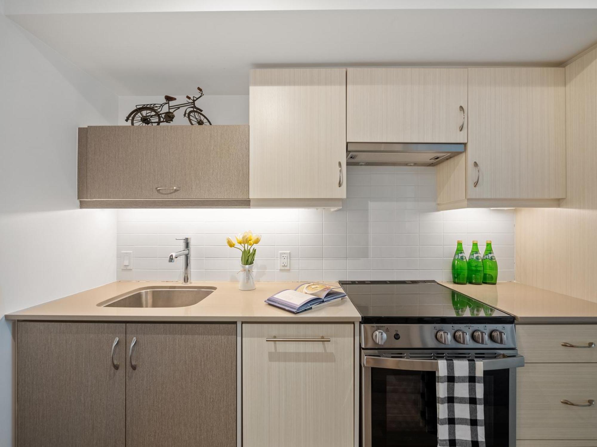 Sleek 1br & Office - Cn Tower, Skyline View Apartment