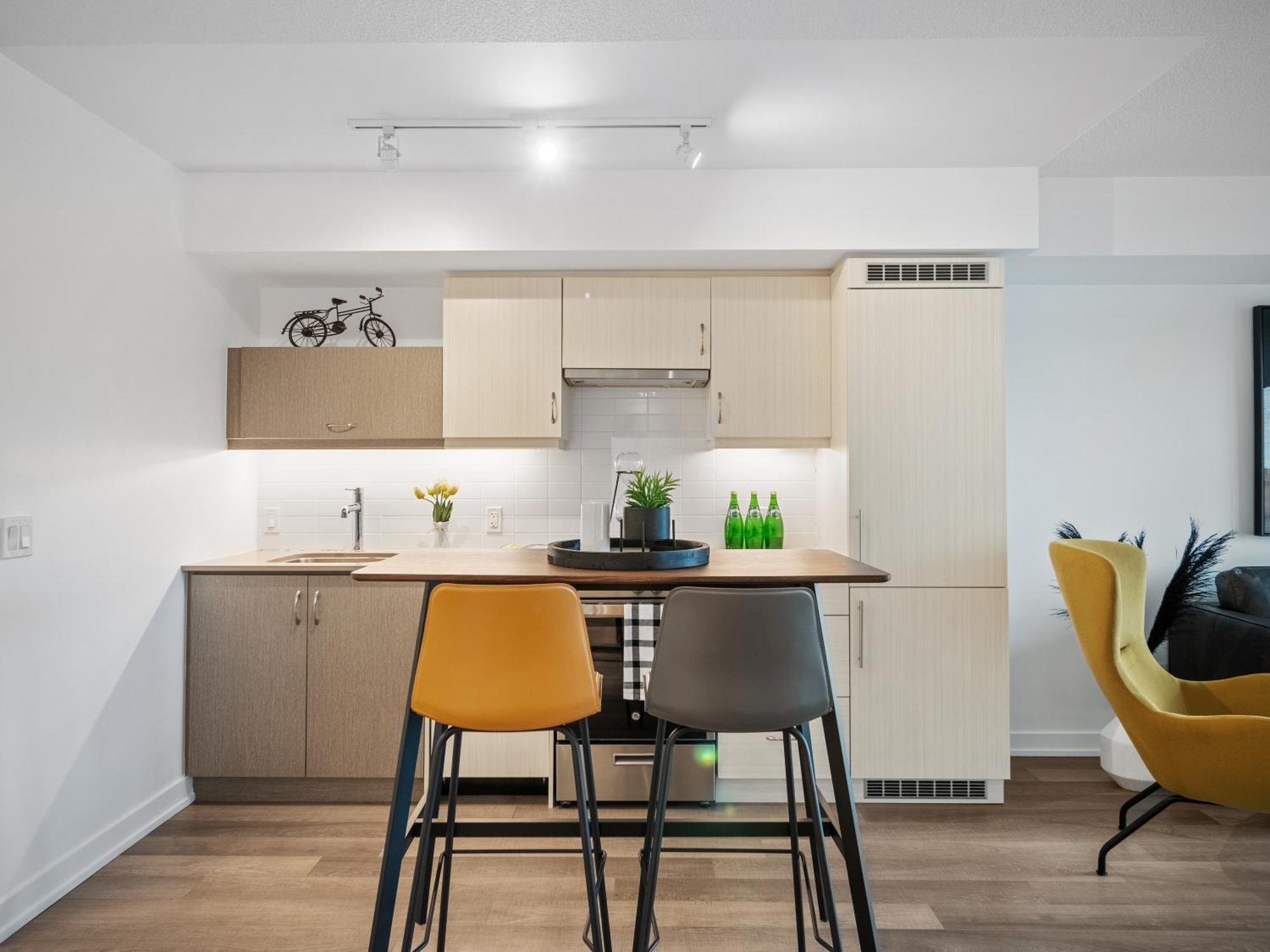 Sleek 1br & Office - Cn Tower, Skyline View Apartment *