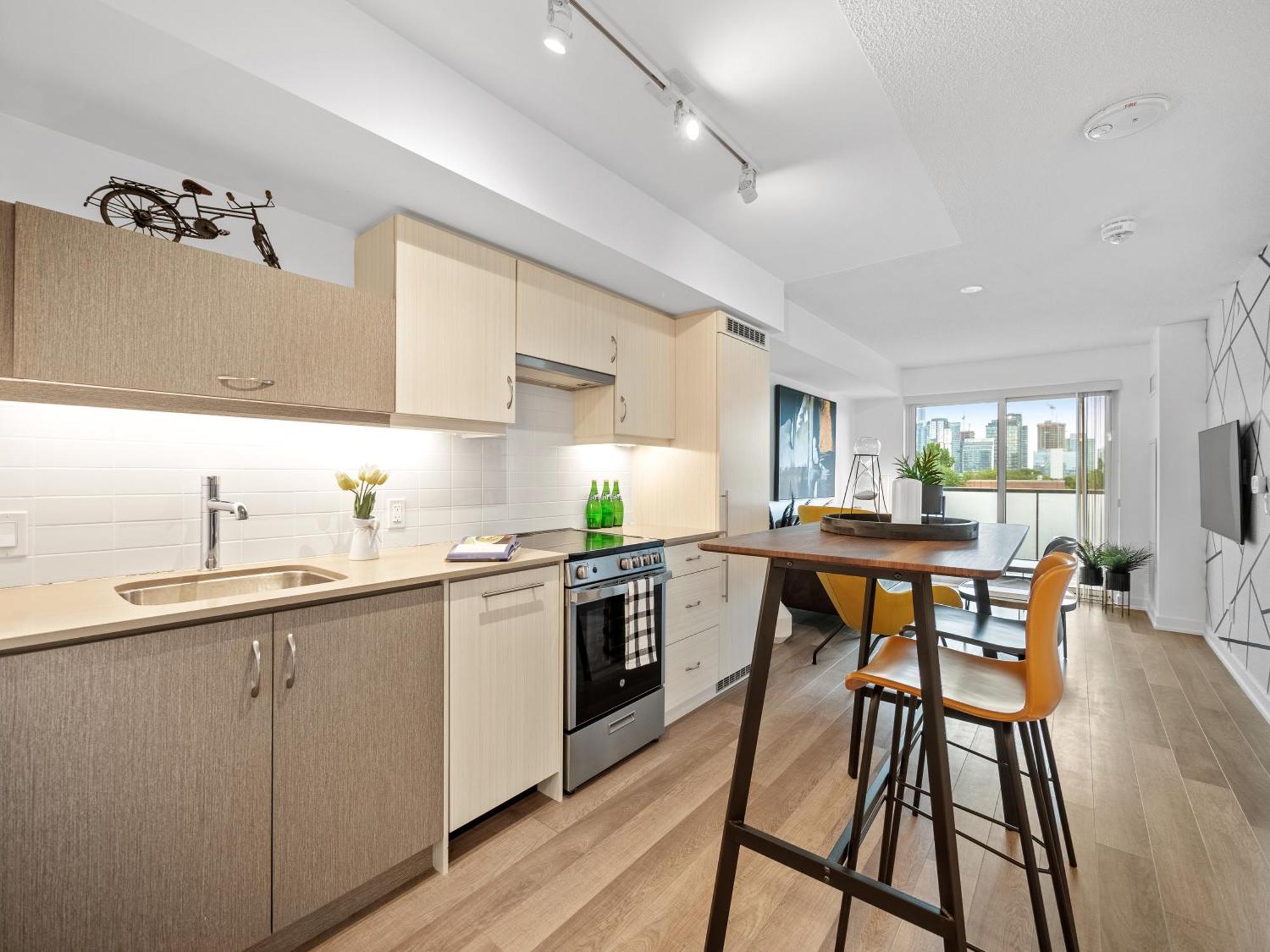 Sleek 1br & Office - Cn Tower, Skyline View Toronto