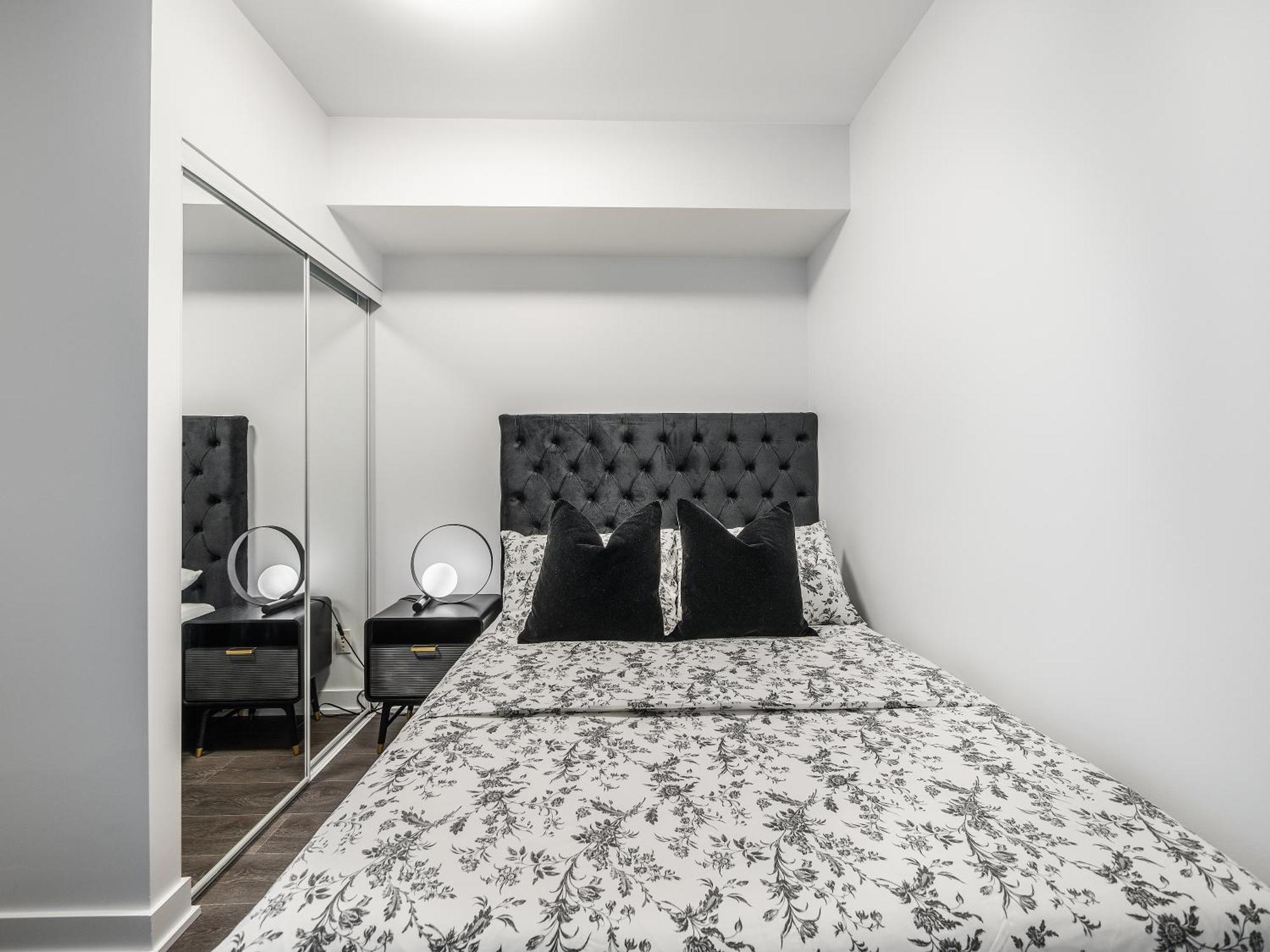 The Estate - Yorkville Apartment *