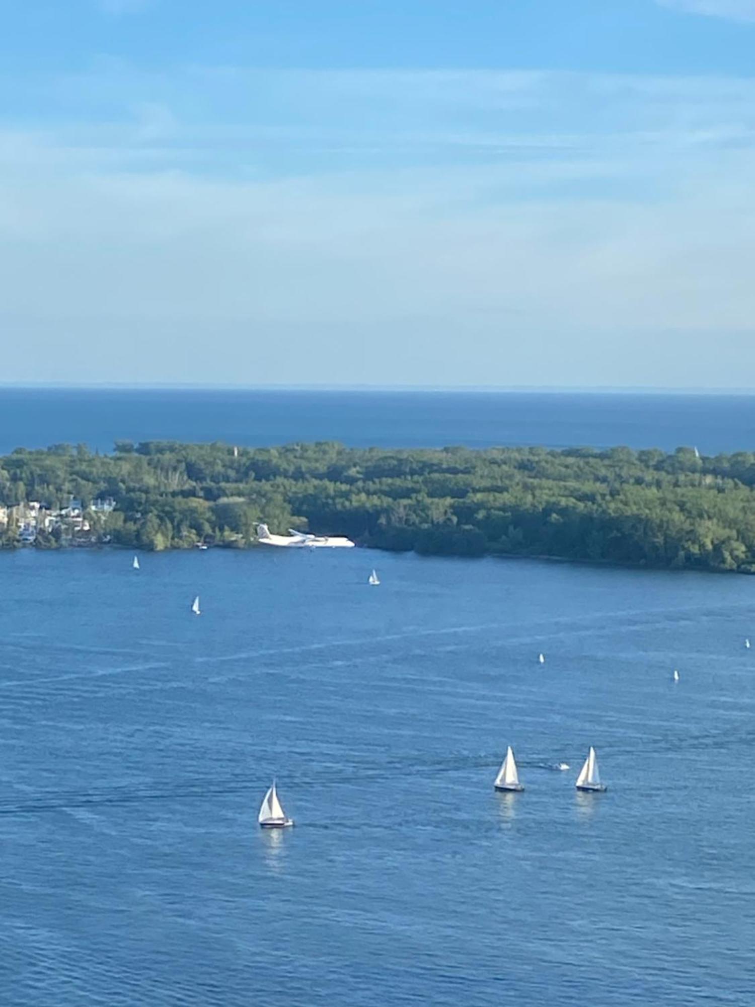 Lakeside Haven: Harbourfront With Million-dollar Views