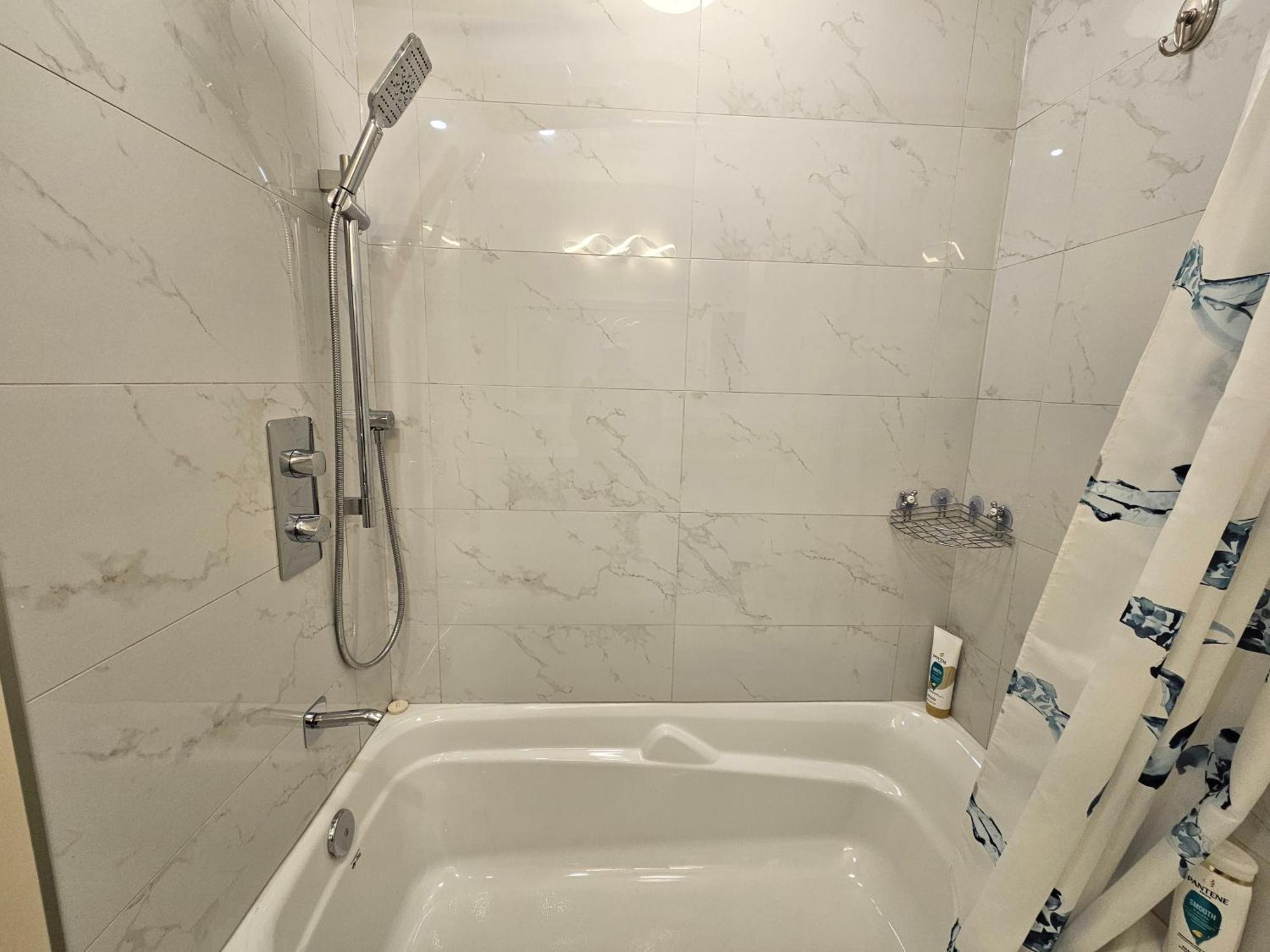 Newly-renovated 3br House, 12 Minutes To Airport Toronto