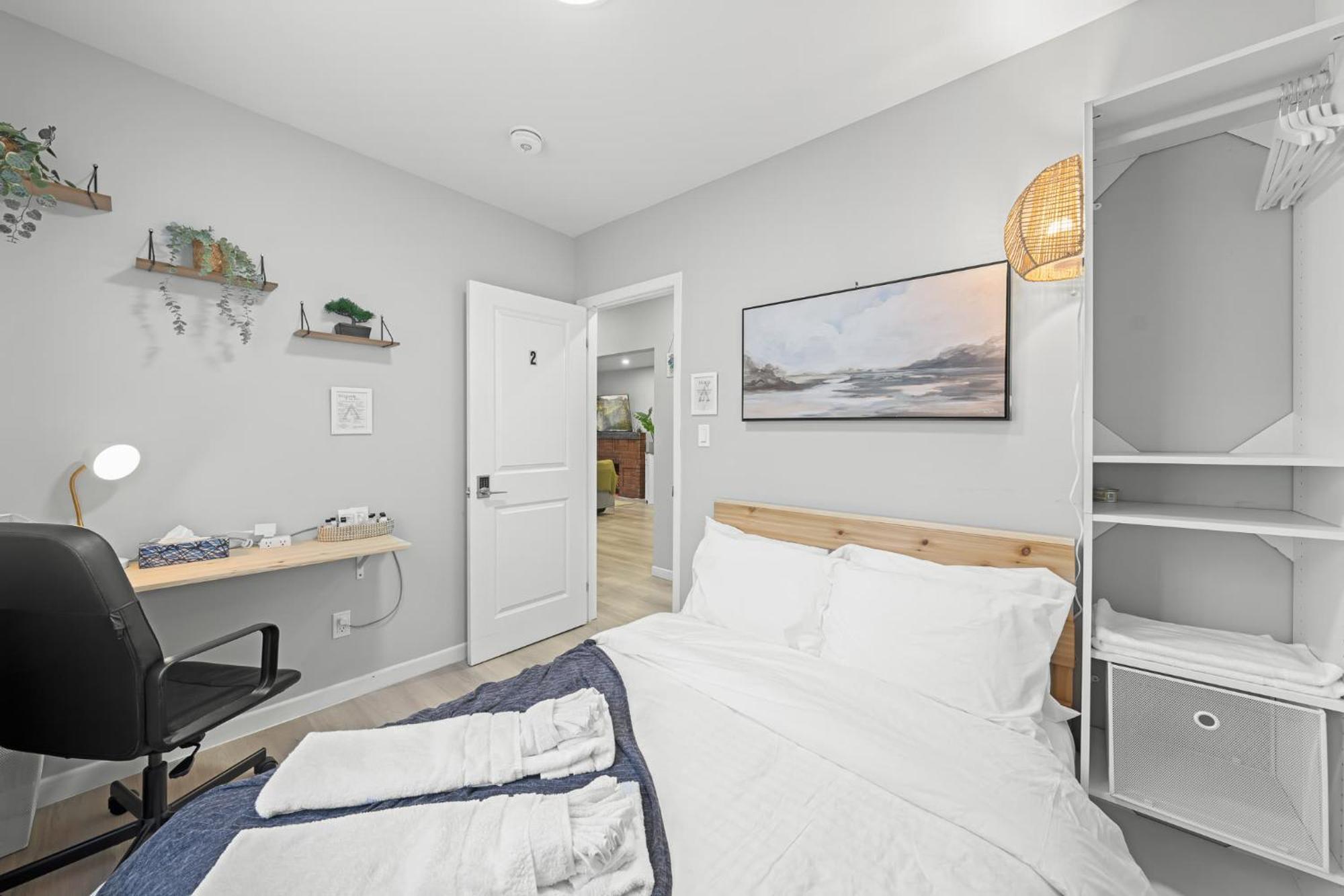 Close To Grocery Store, Subway, Work Space, Kitchen, Parking Toronto