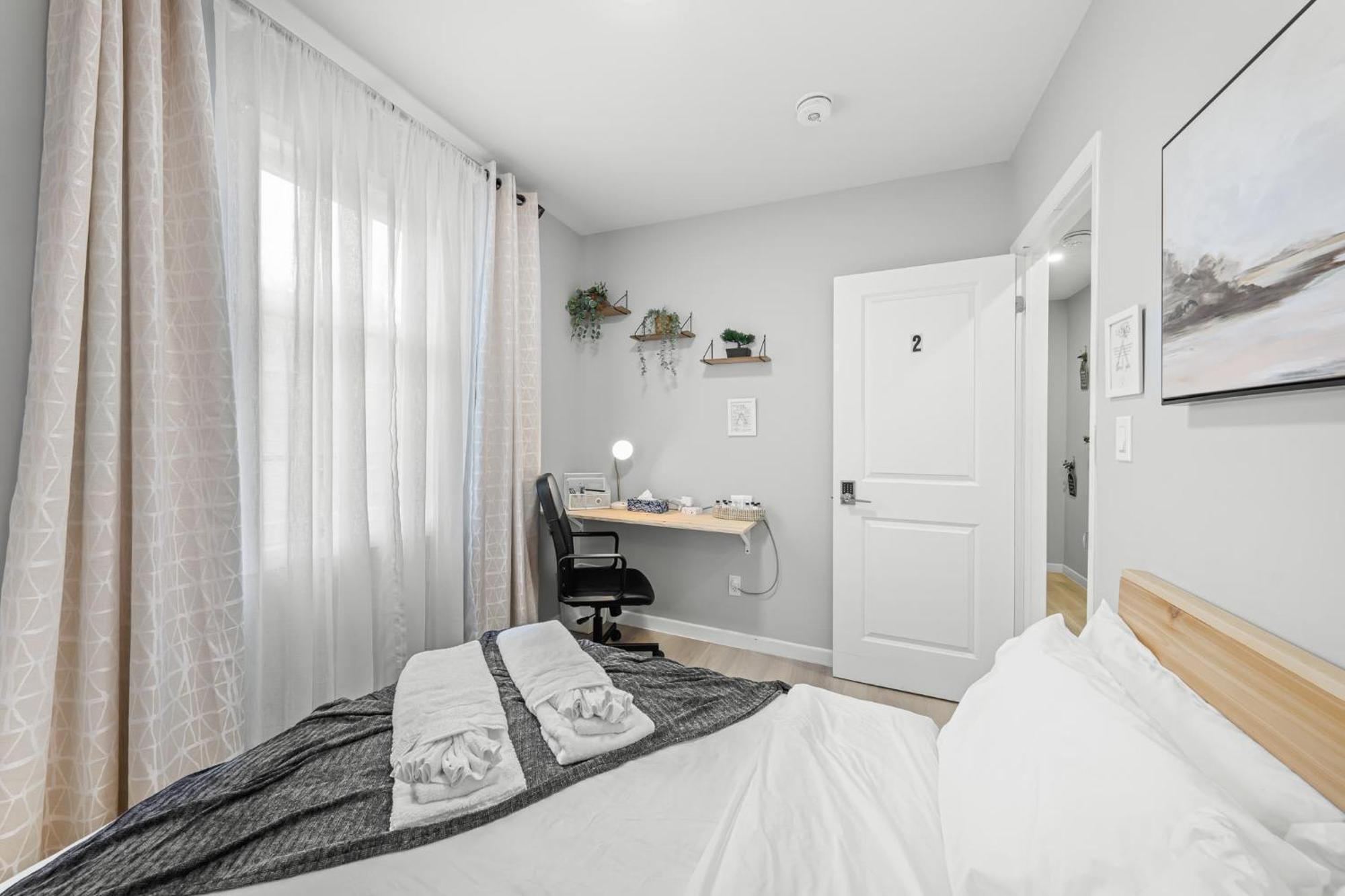Homestay Close To Grocery Store, Subway, Work Space, Kitchen, Parking