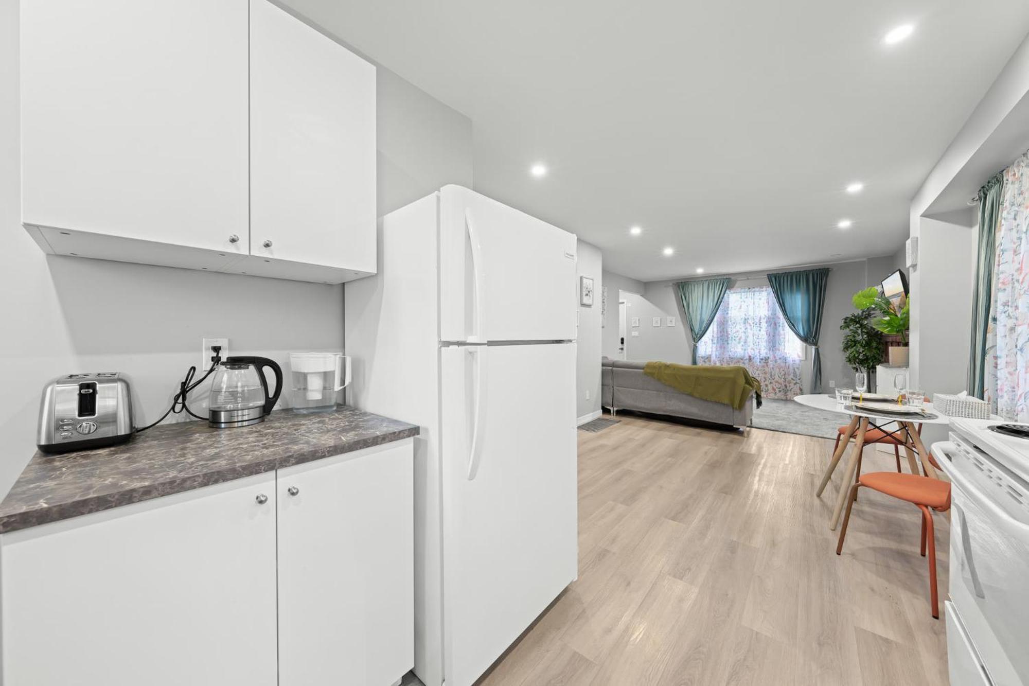 Close To Grocery Store, Subway, Work Space, Kitchen, Parking Homestay *