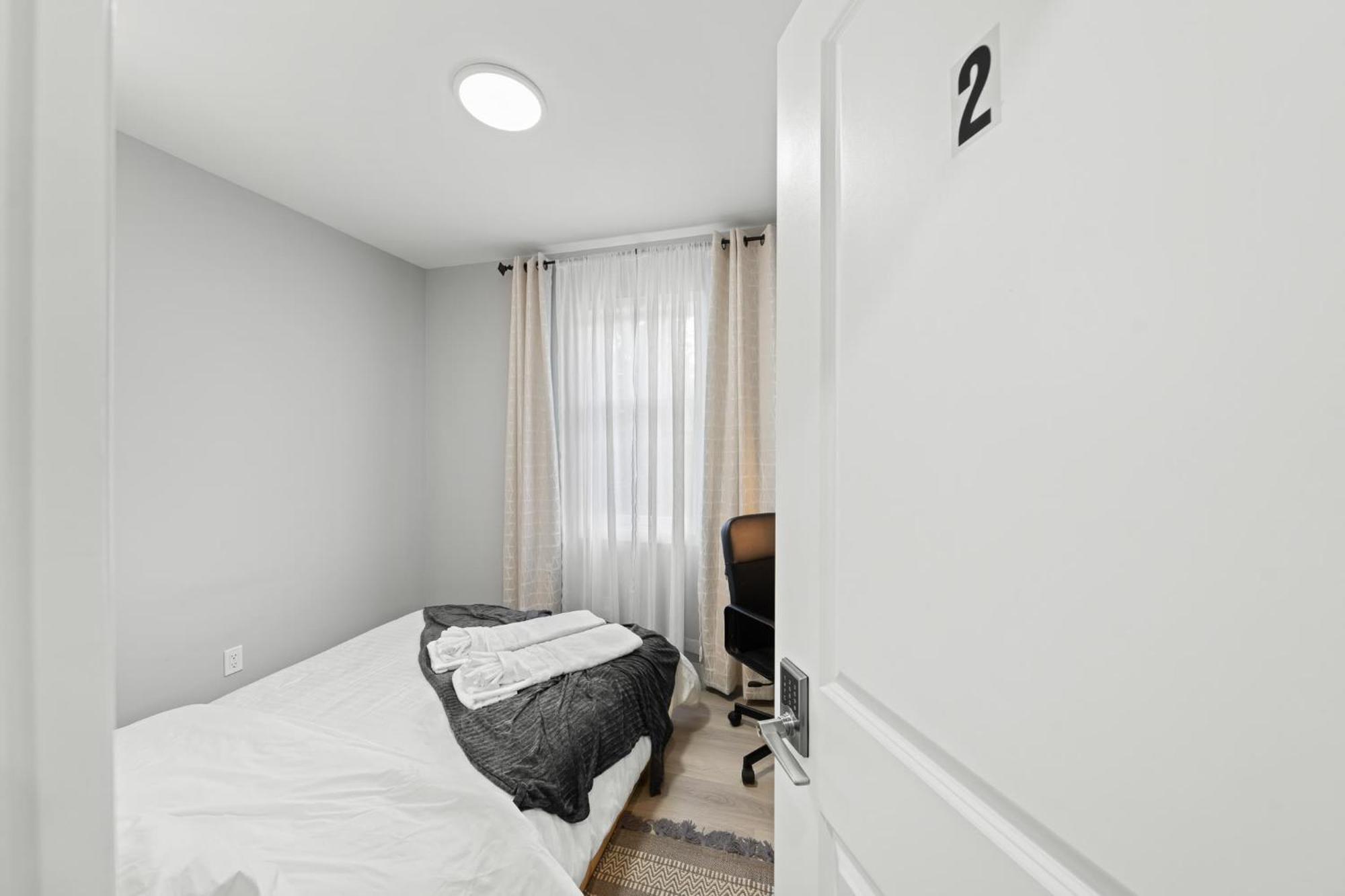 Close To Grocery Store, Subway, Work Space, Kitchen, Parking Homestay Toronto