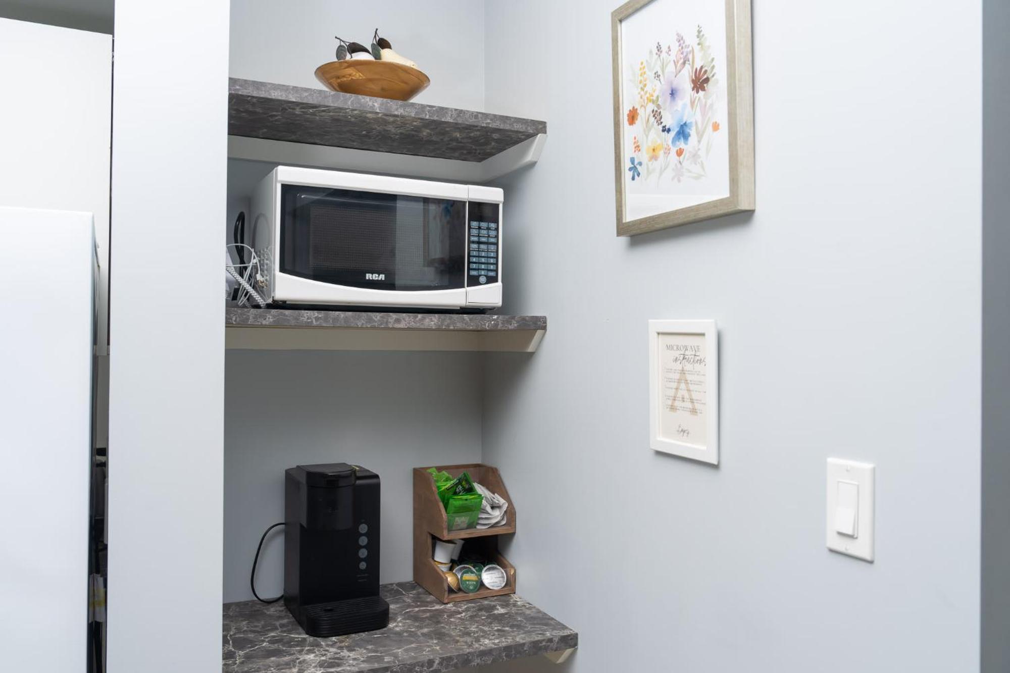 Close To Grocery Store, Subway, Work Space, Kitchen, Parking Homestay