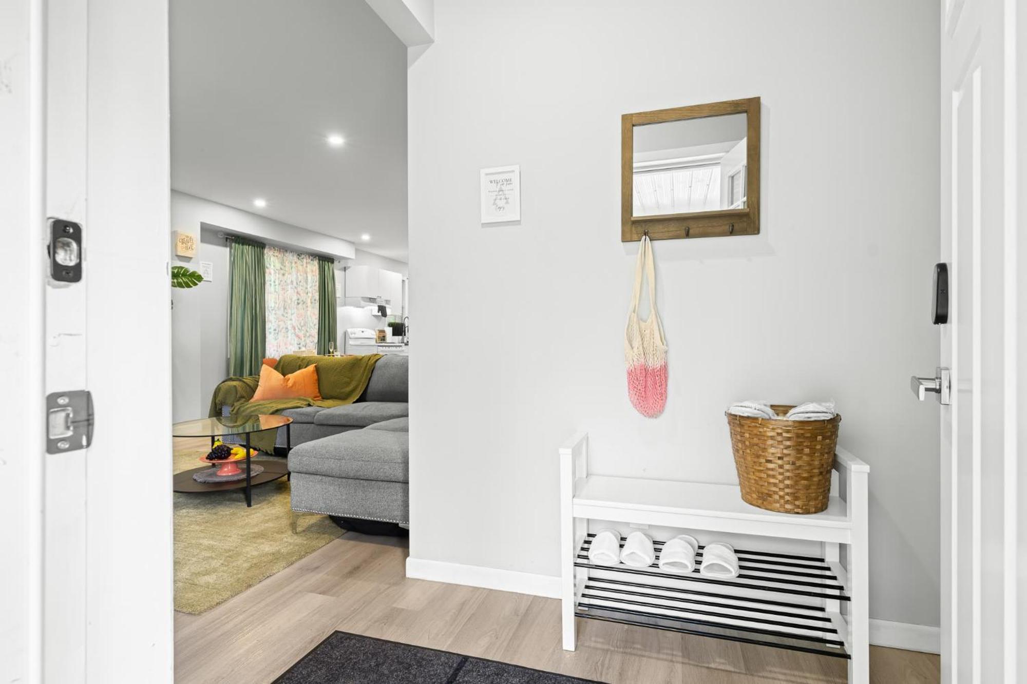 Homestay Close To Grocery Store, Subway, Work Space, Kitchen, Parking