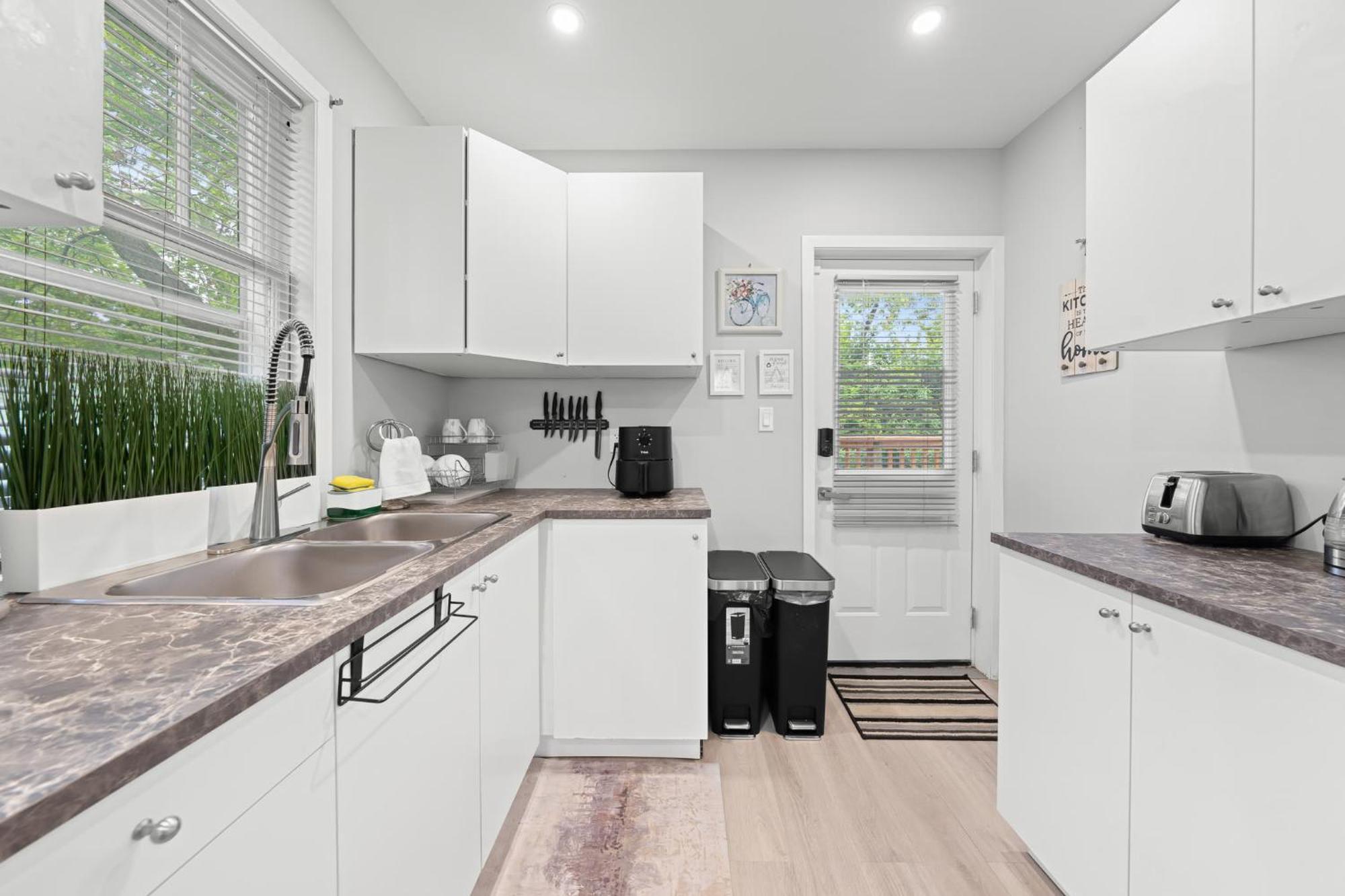 Homestay Close To Grocery Store, Subway, Work Space, Kitchen, Parking Toronto