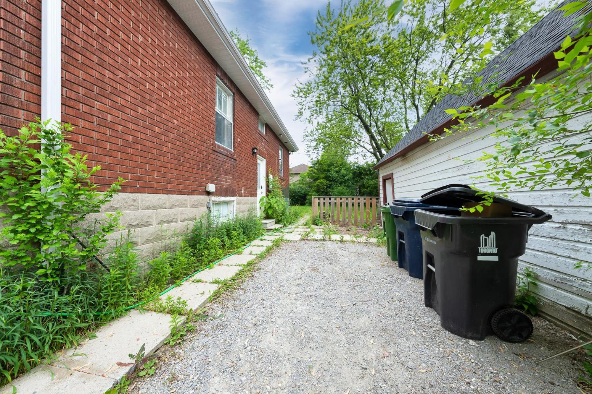 Homestay Close To Grocery Store, Subway, Work Space, Kitchen, Parking