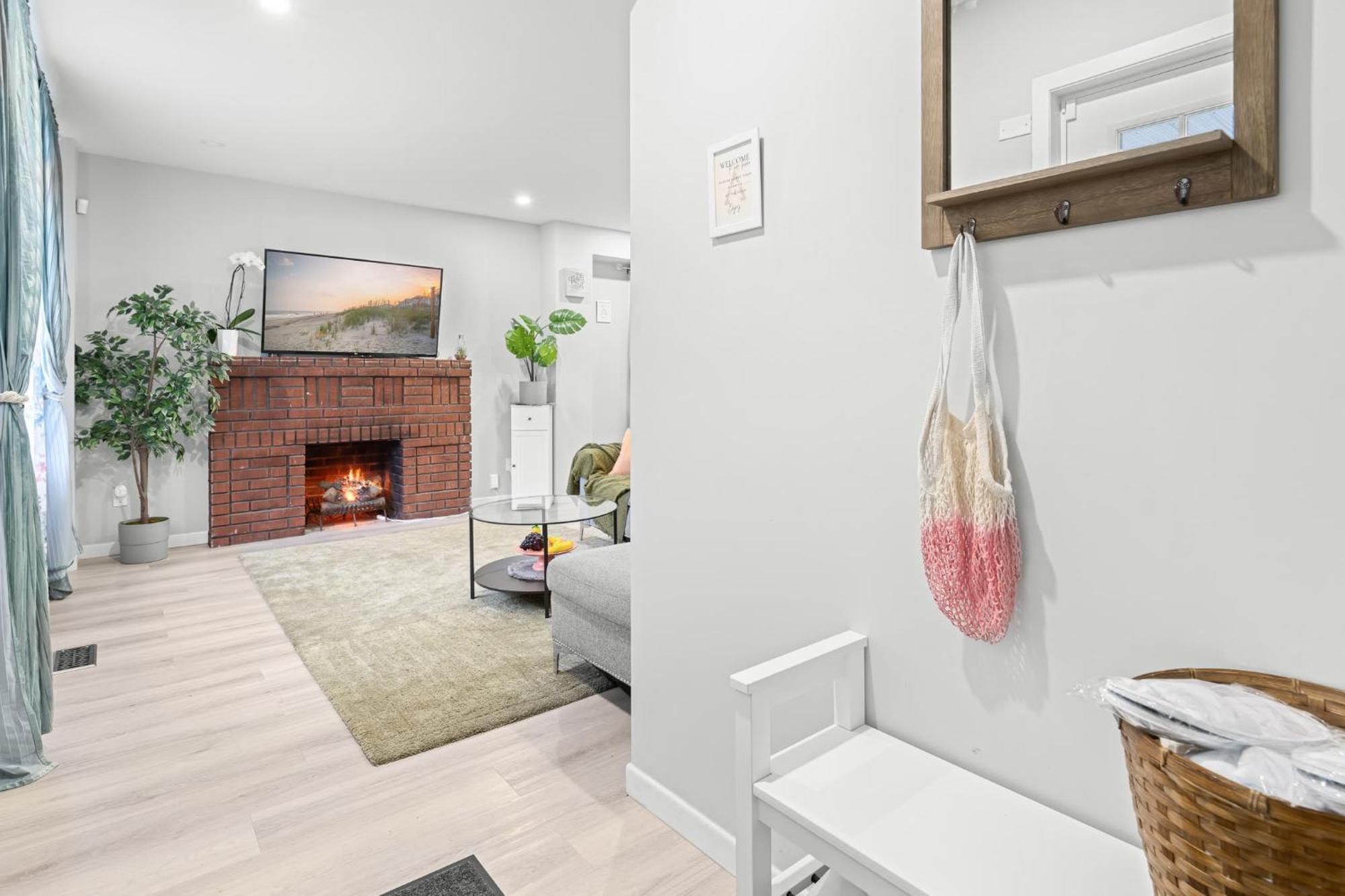 Homestay Close To Grocery Store, Subway, Work Space, Kitchen, Parking *