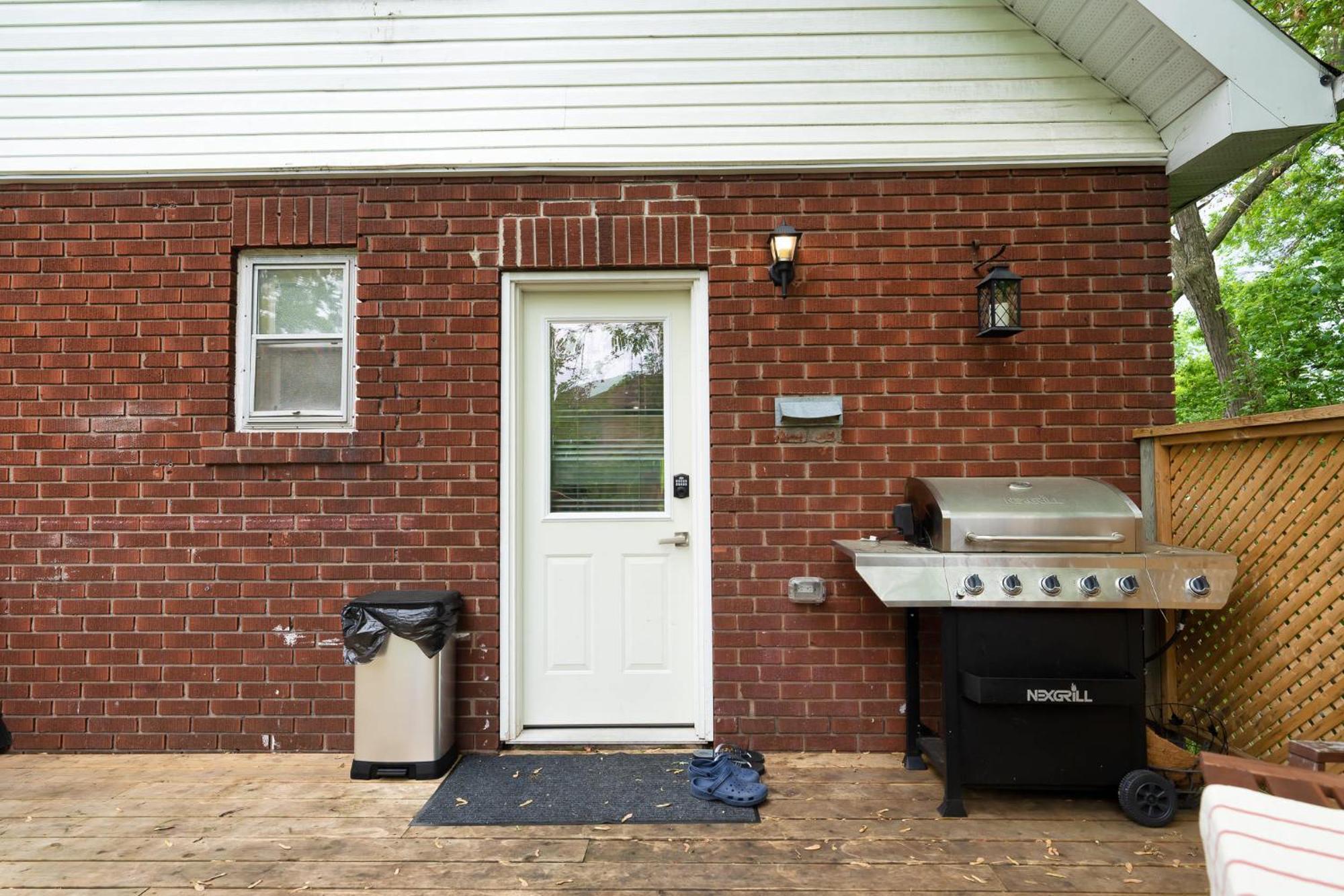 Close To Grocery Store, Subway, Work Space, Kitchen, Parking *