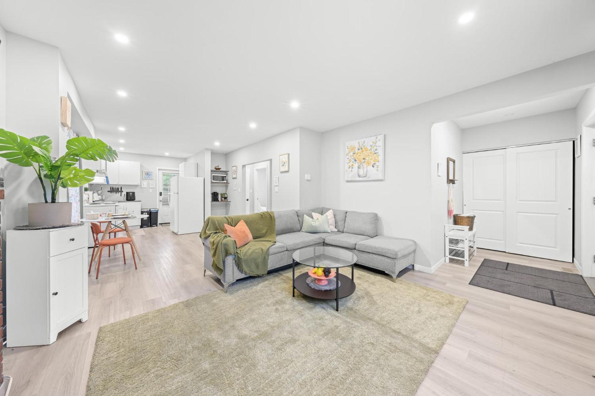 Close To Grocery Store, Subway, Work Space, Kitchen, Parking * Toronto