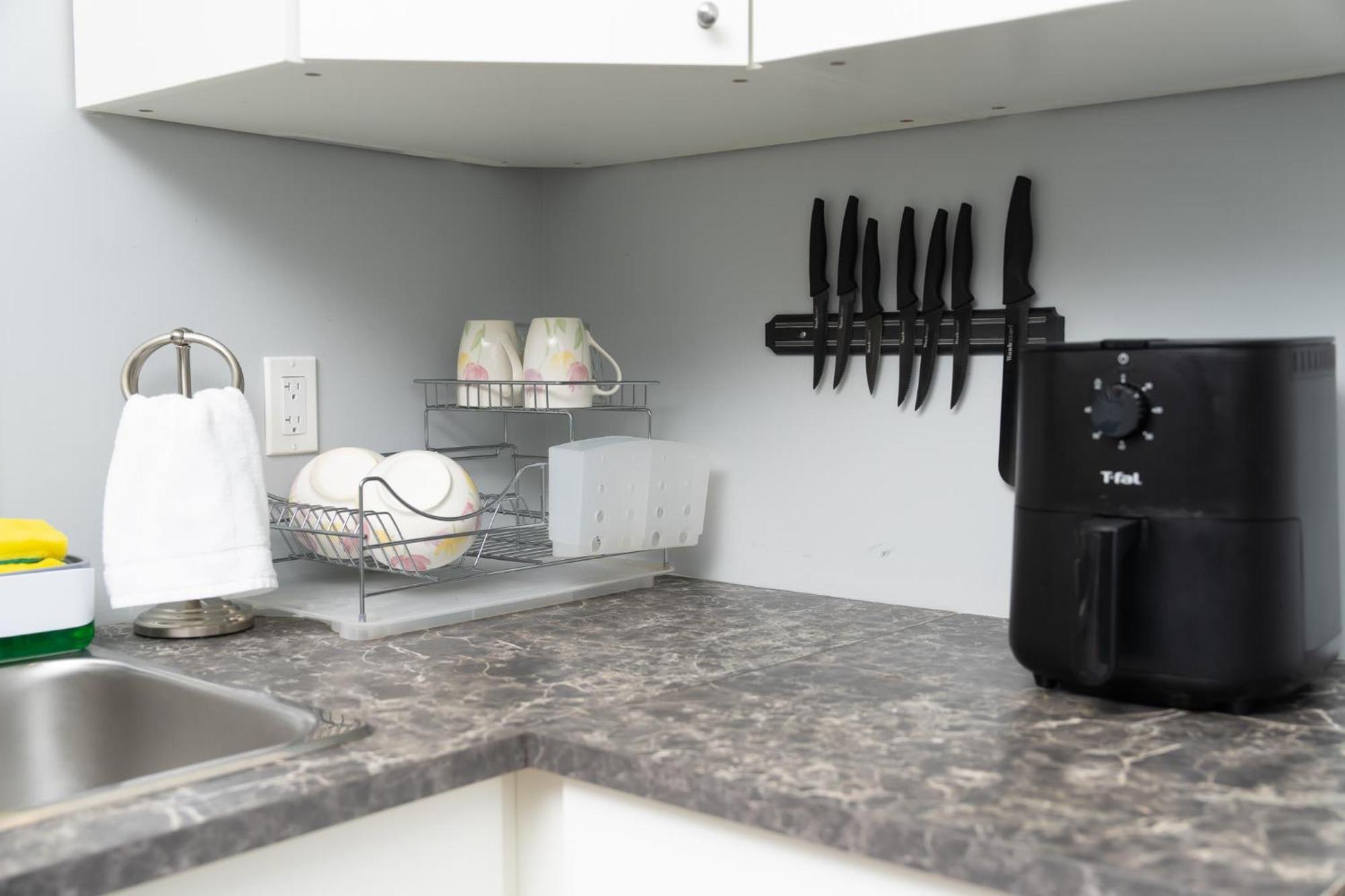Close To Grocery Store, Subway, Work Space, Kitchen, Parking Homestay