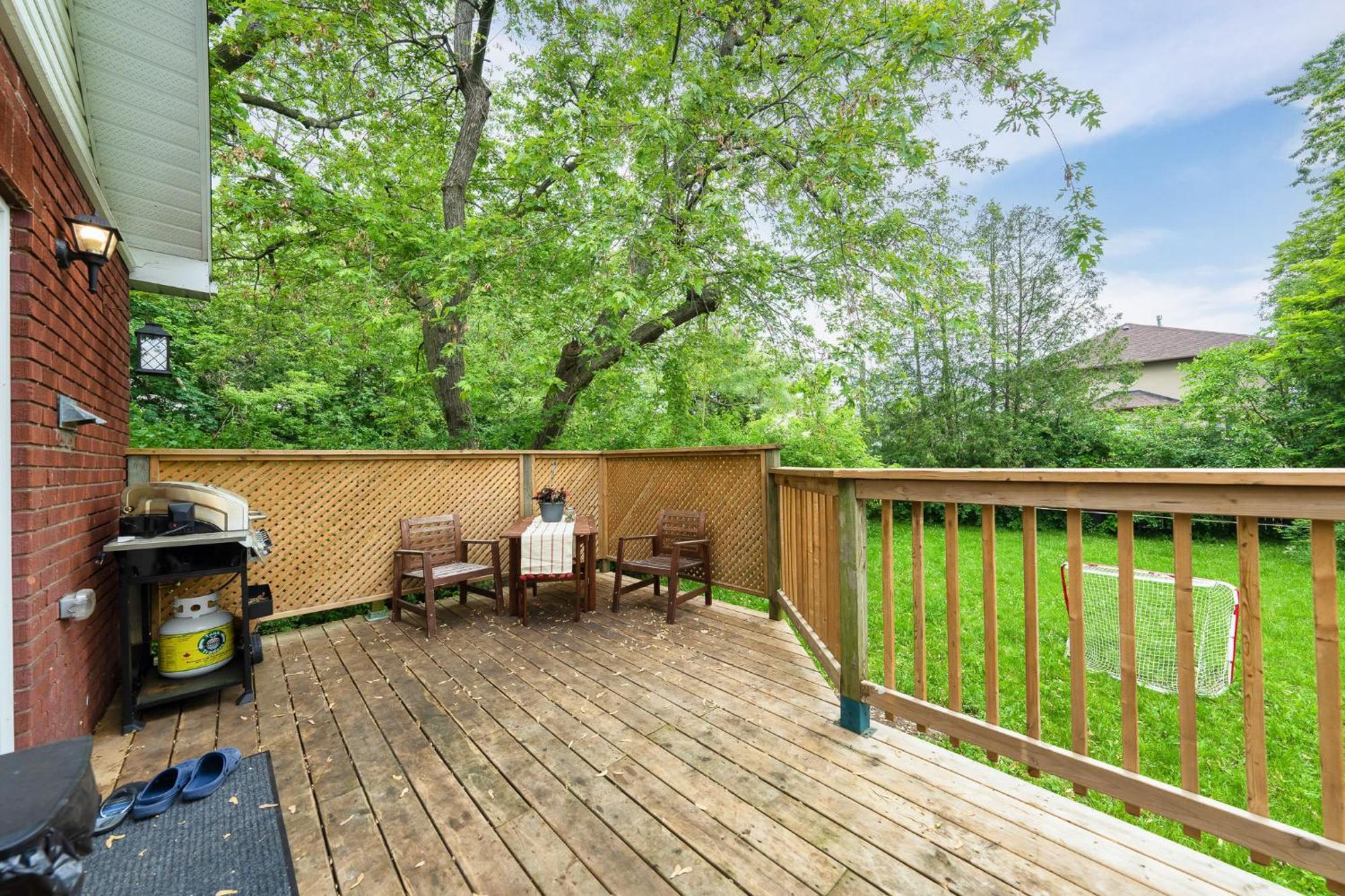 Close To Grocery Store, Subway, Work Space, Kitchen, Parking Homestay Toronto