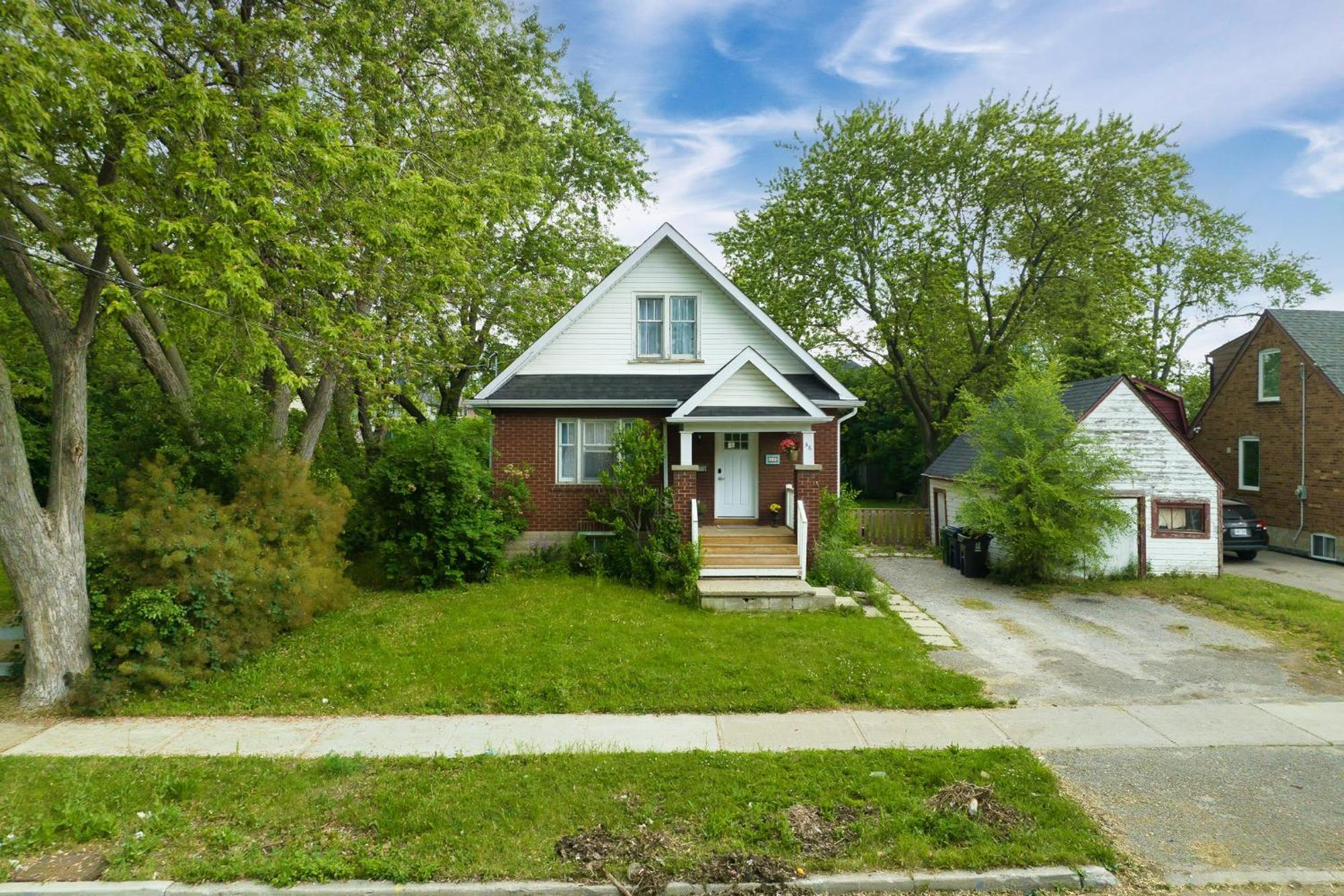 Close To Grocery Store, Subway, Work Space, Kitchen, Parking Toronto
