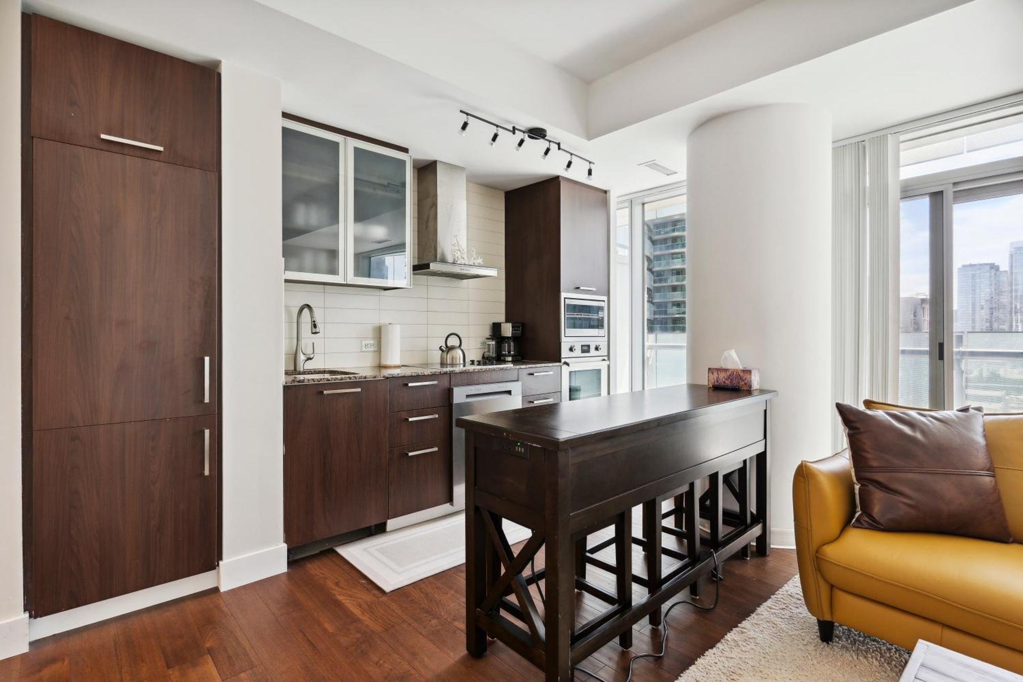 2bd Modern Steps From The Cn Tower