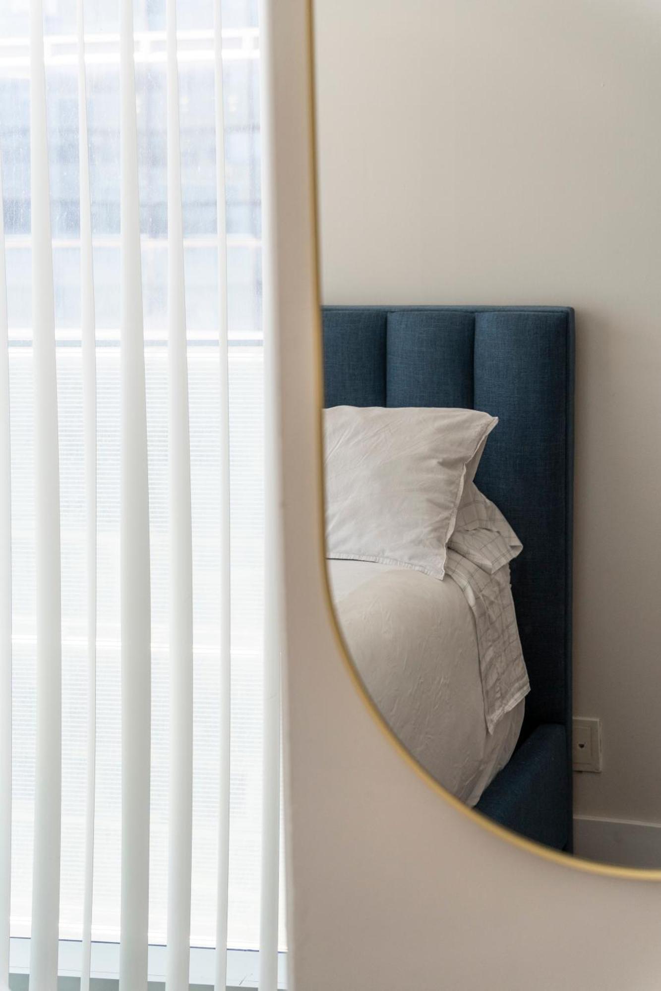 2bd Modern Steps From The Cn Tower Apartment