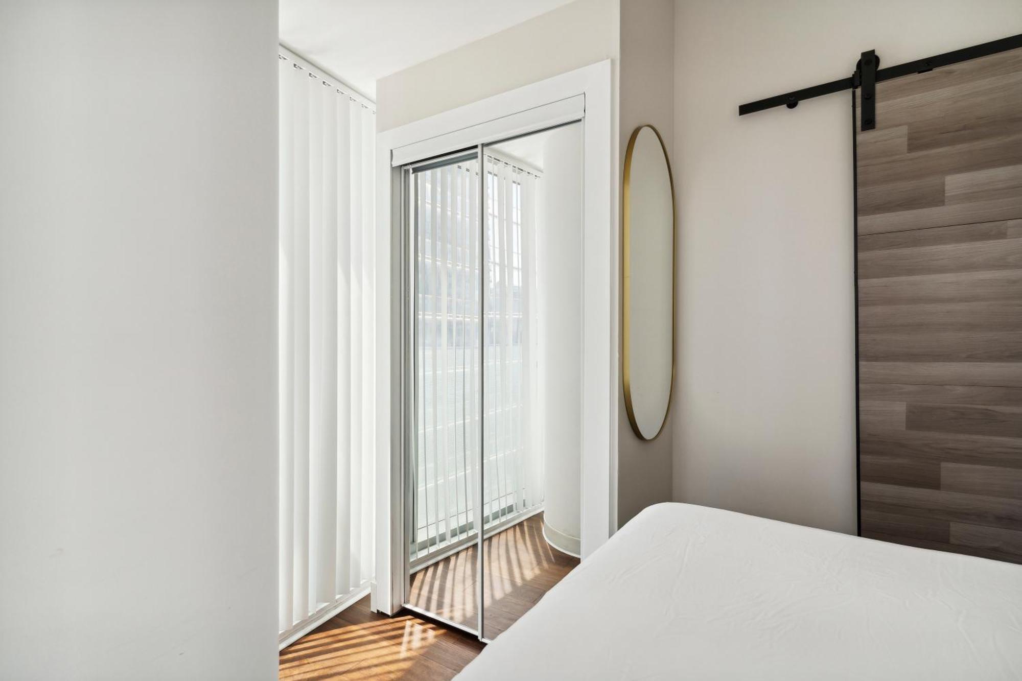 2bd Modern Steps From The Cn Tower *