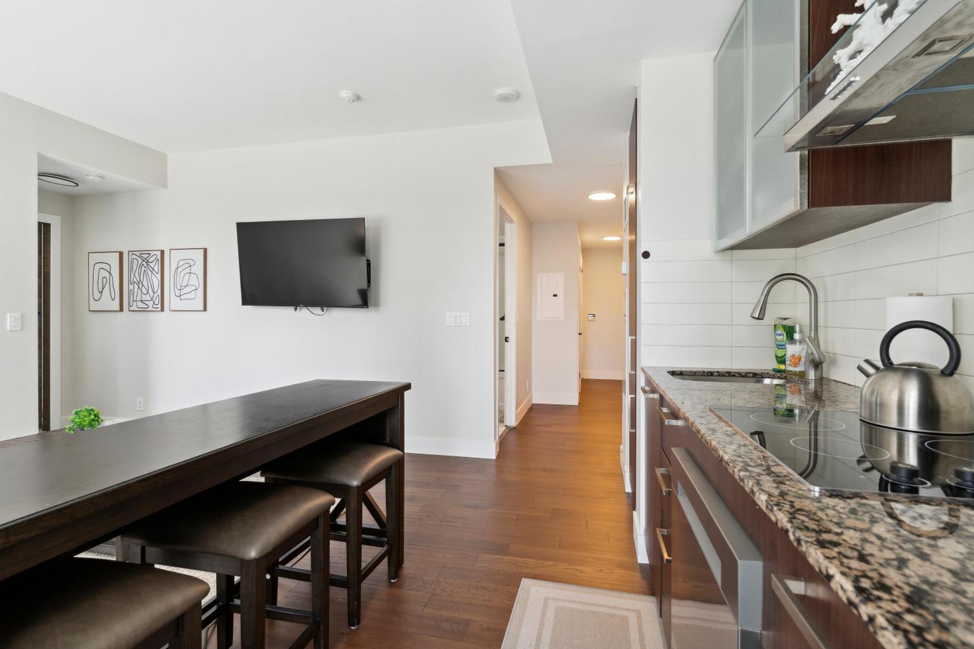 2bd Modern Steps From The Cn Tower Toronto