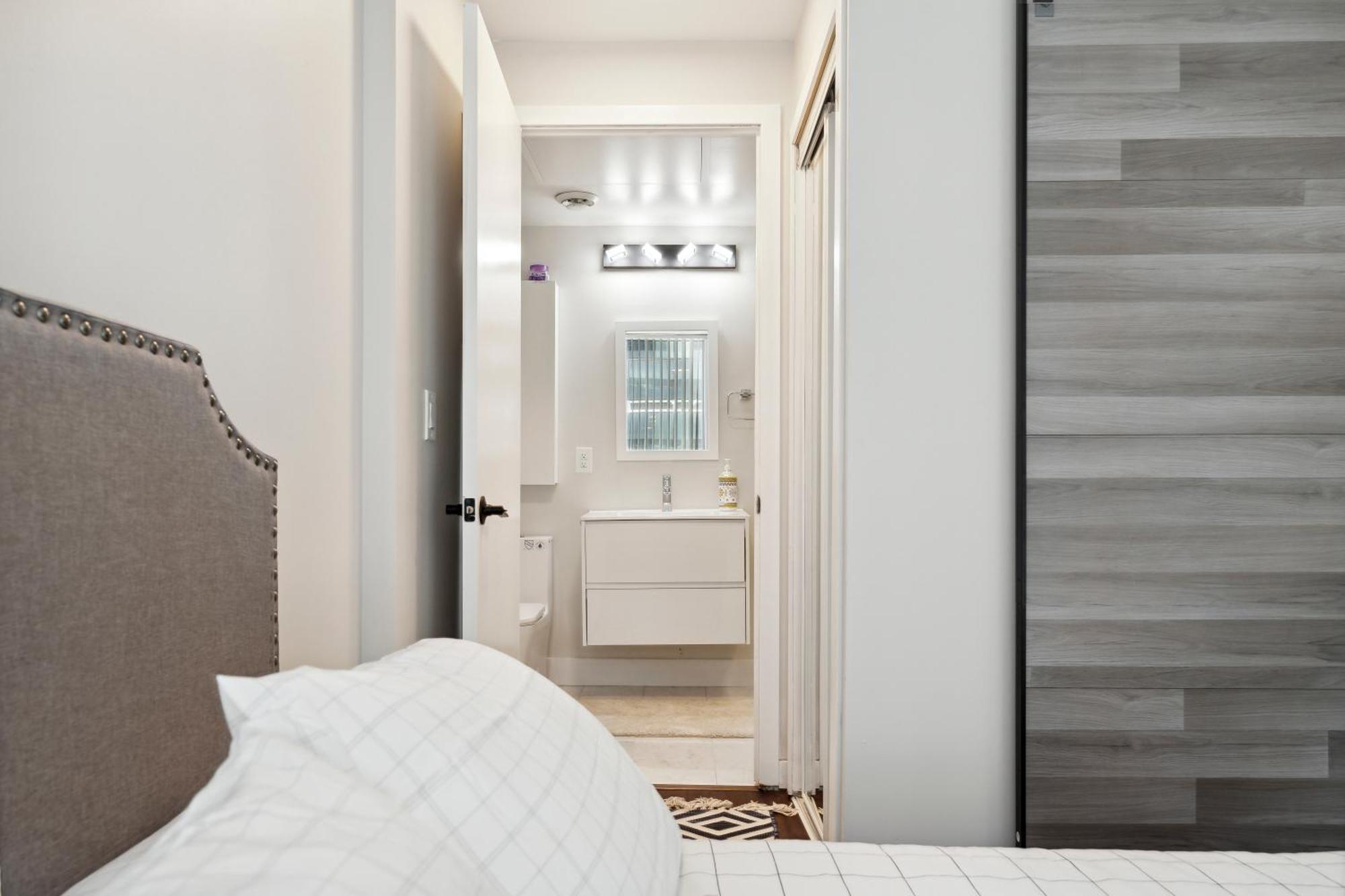 2bd Modern Steps From The Cn Tower Toronto