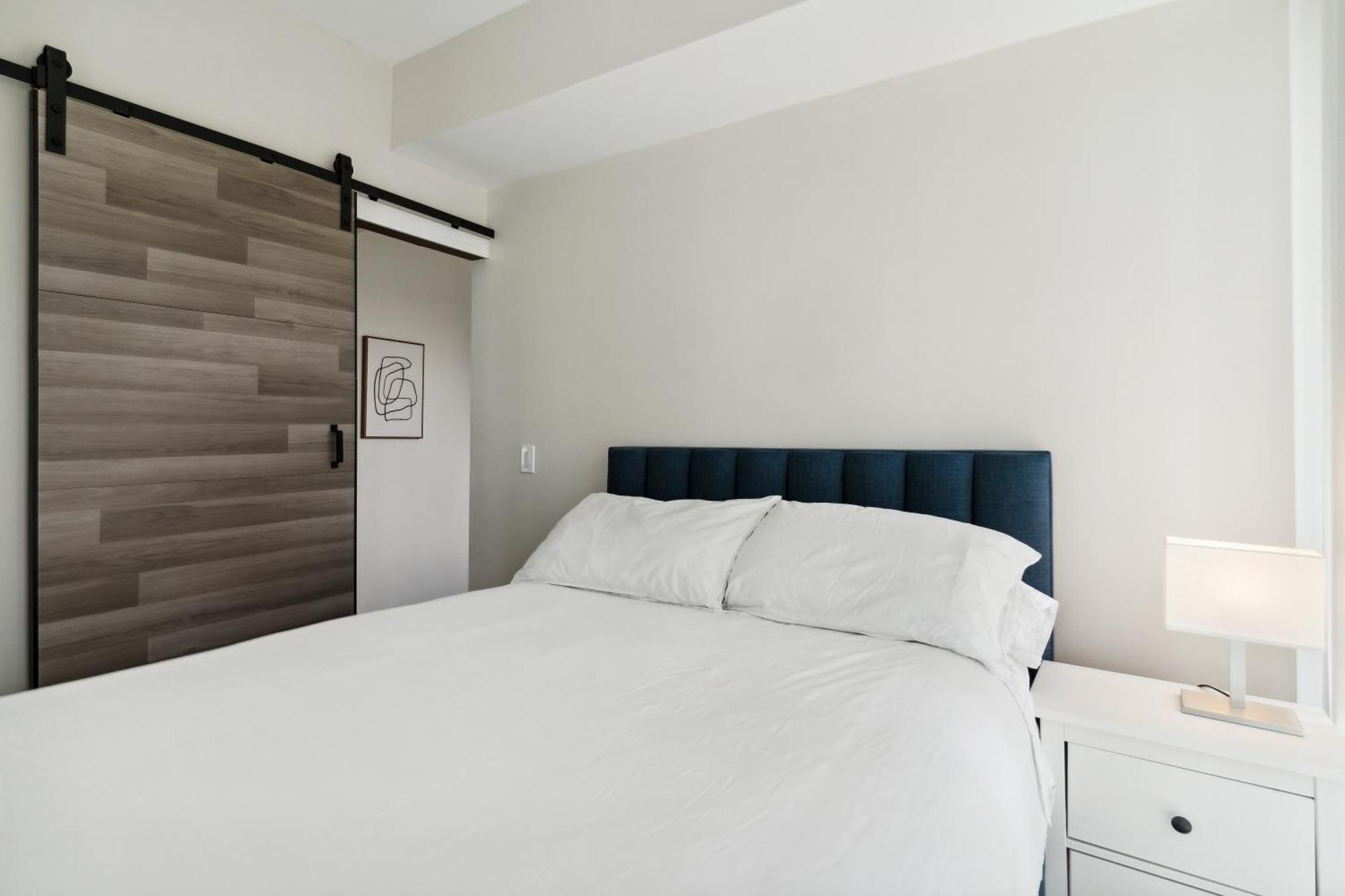 2bd Modern Steps From The Cn Tower * Toronto