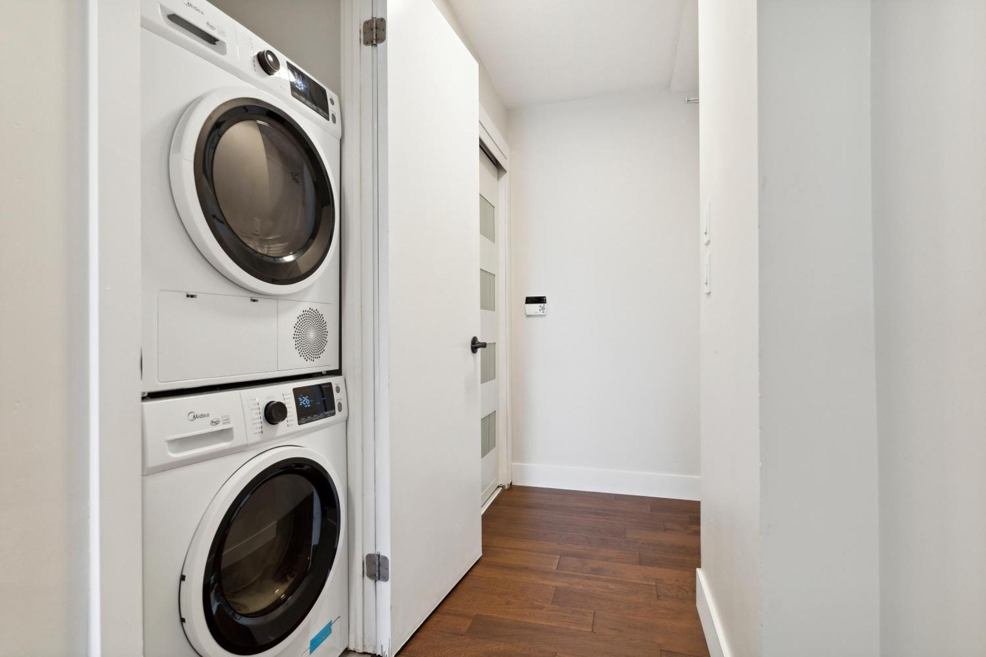 2bd Modern Steps From The Cn Tower Apartment