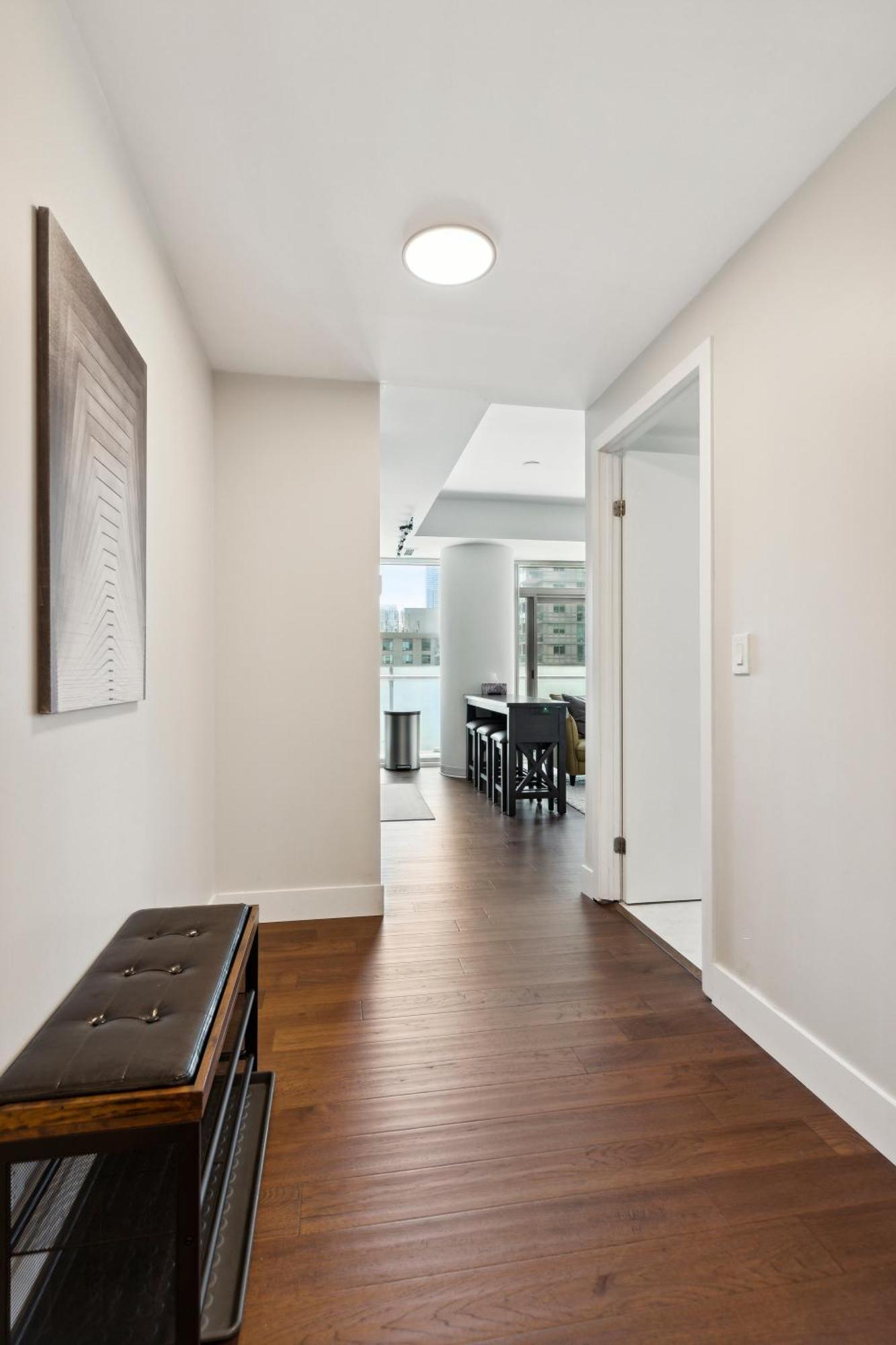 2bd Modern Steps From The Cn Tower Apartment Toronto