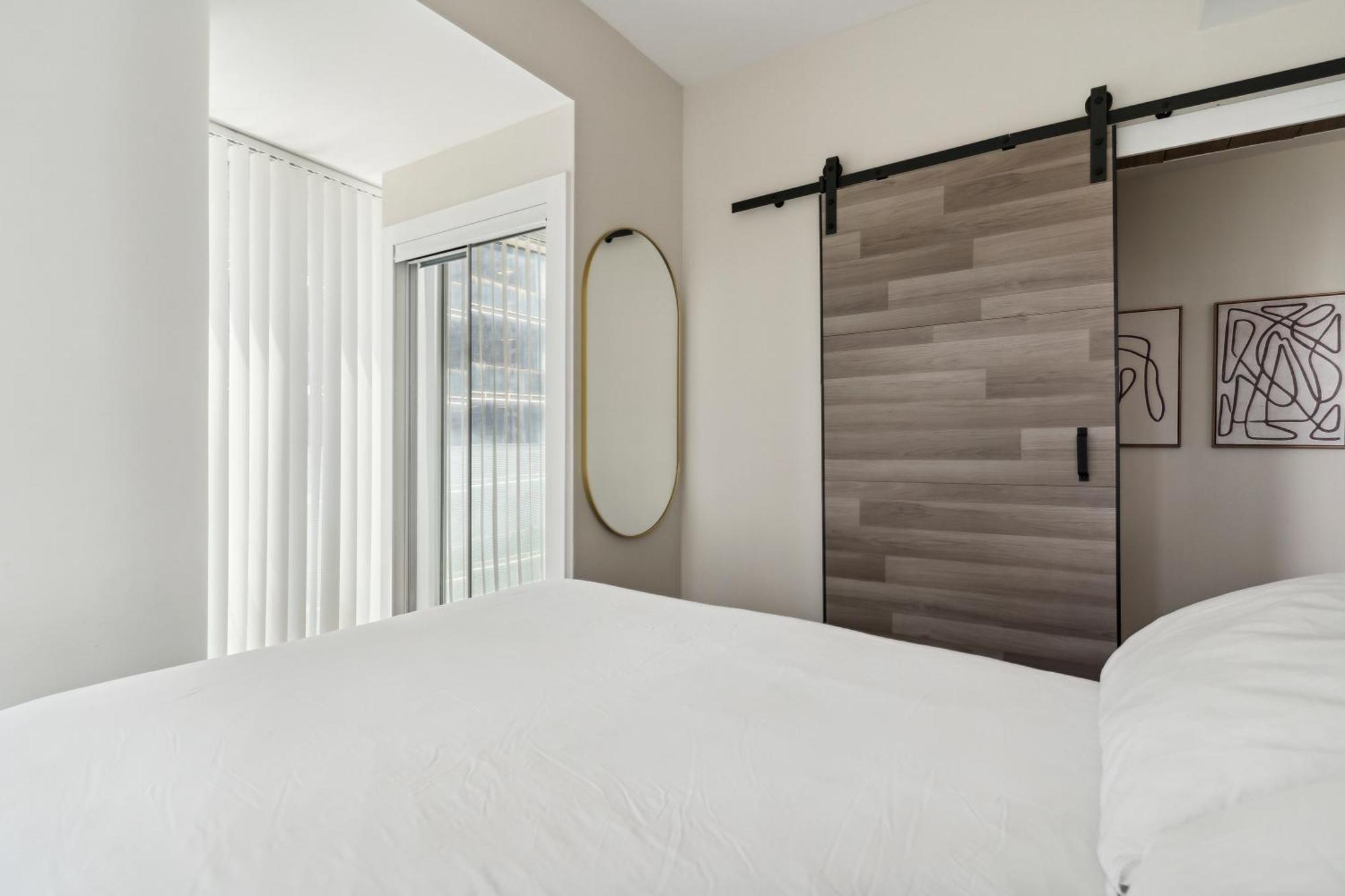 2bd Modern Steps From The Cn Tower *