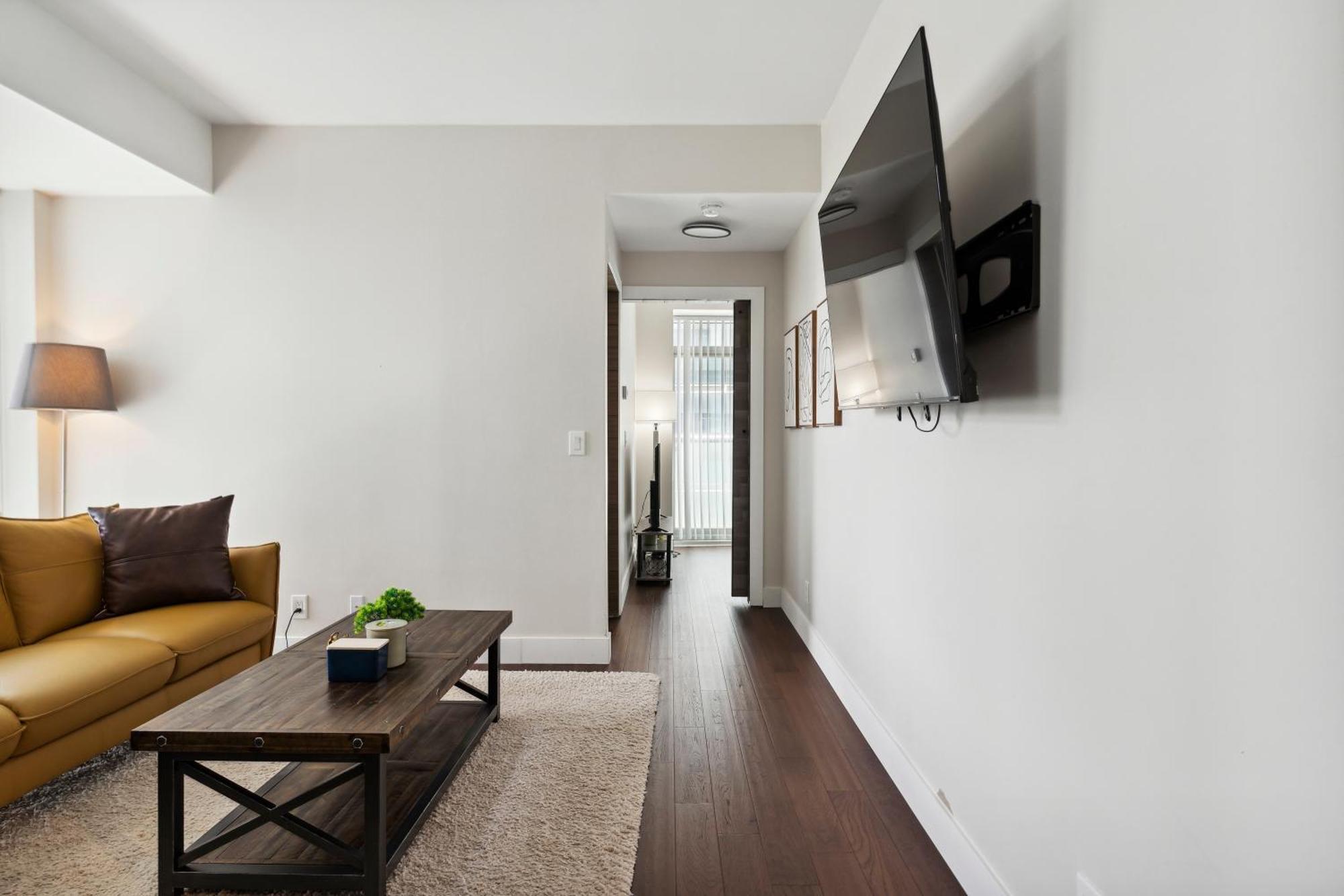 2bd Modern Steps From The Cn Tower