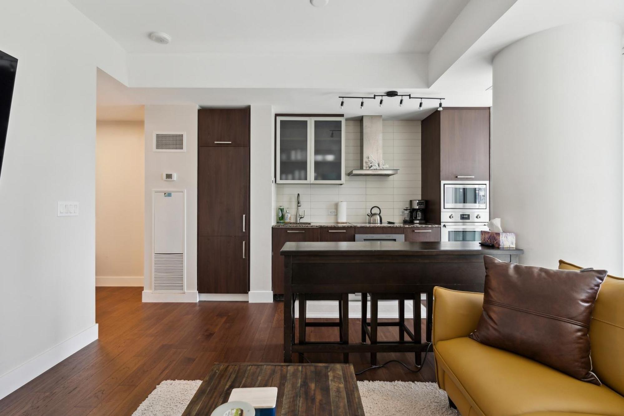 2bd Modern Steps From The Cn Tower Apartment *