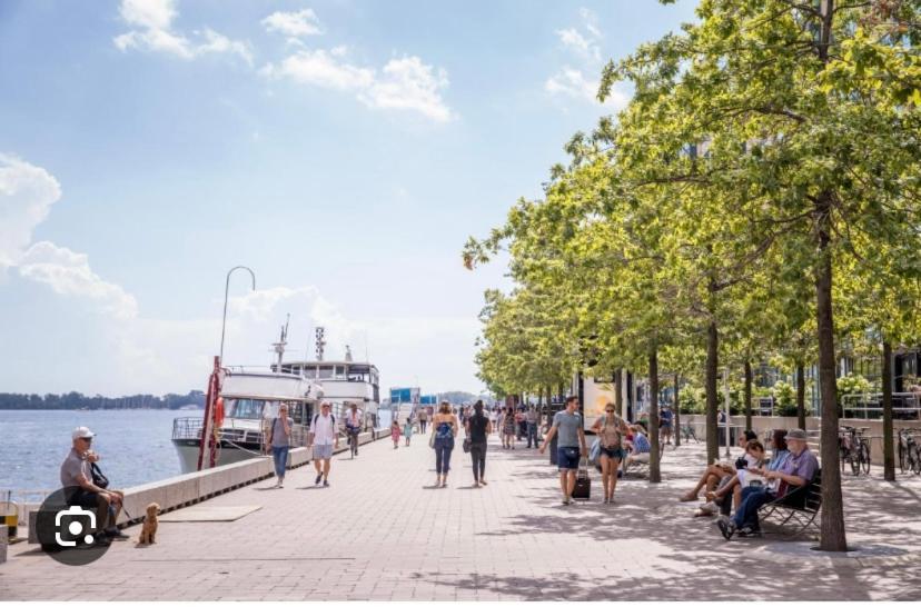 Lakeside Haven: Harbourfront With Million-dollar Views
