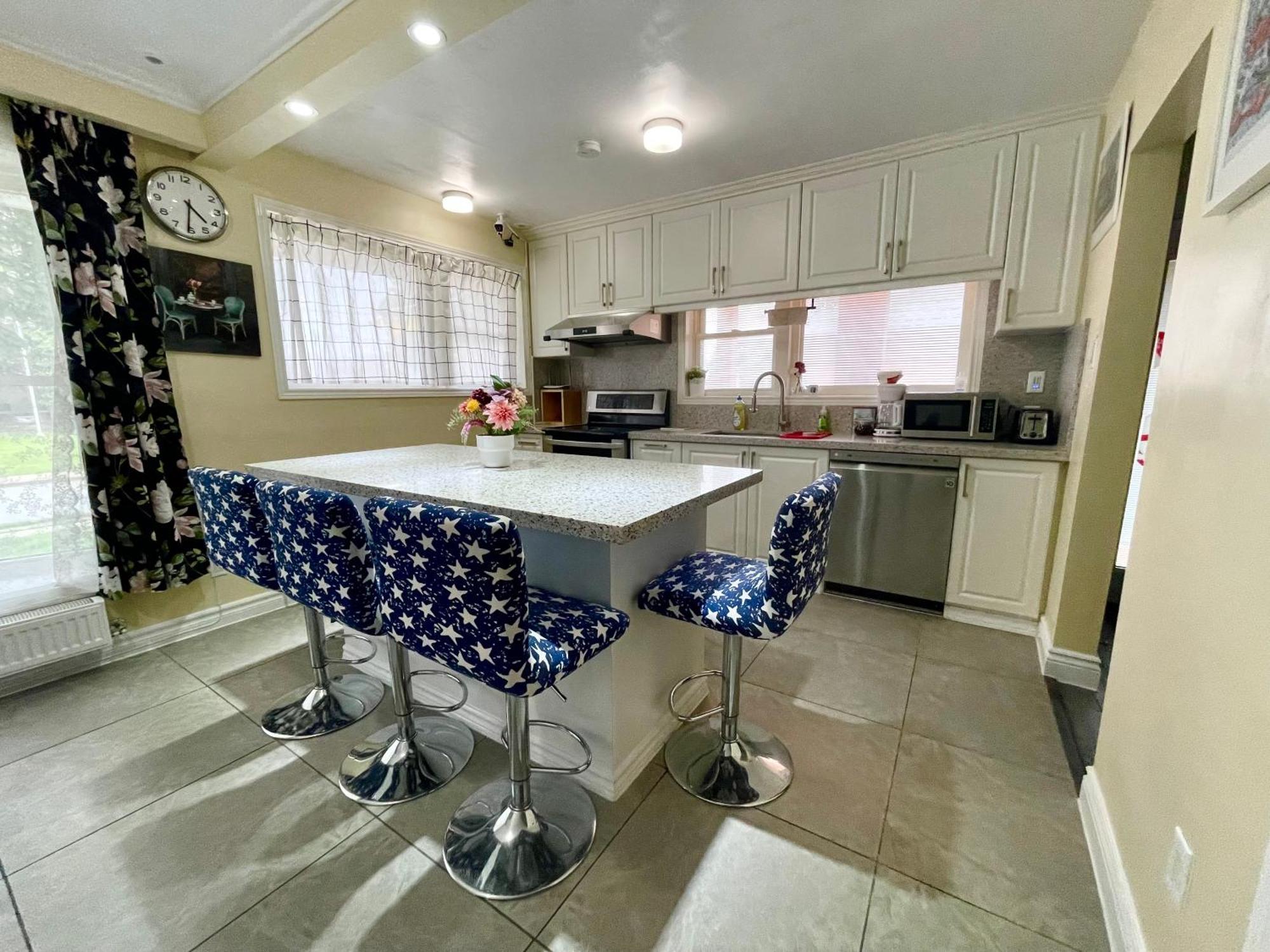 Bright&modern Space Perfect For Couple And Family Step To Public Transit In *