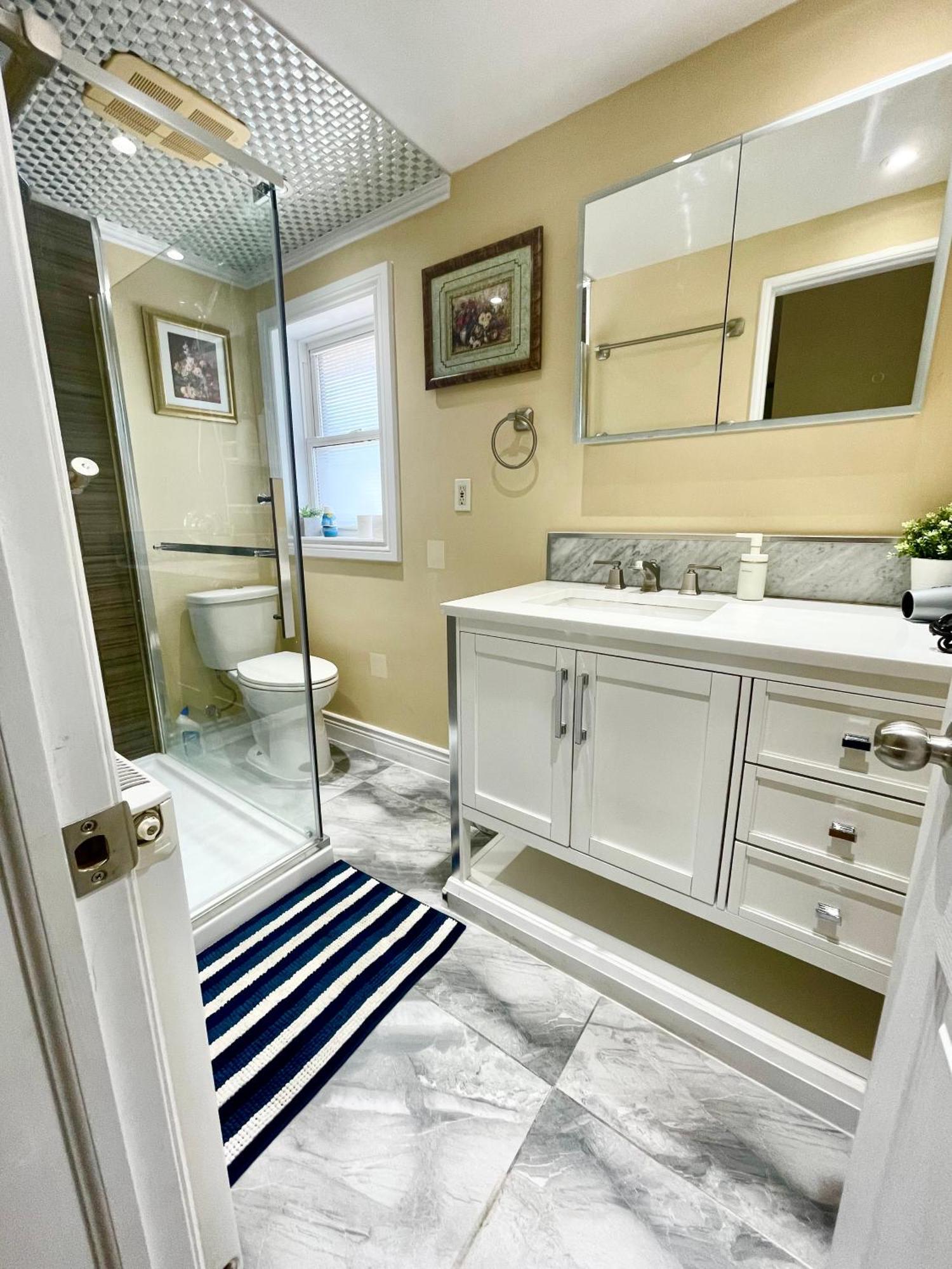 Bright&modern Space Perfect For Couple And Family Step To Public Transit In * Toronto