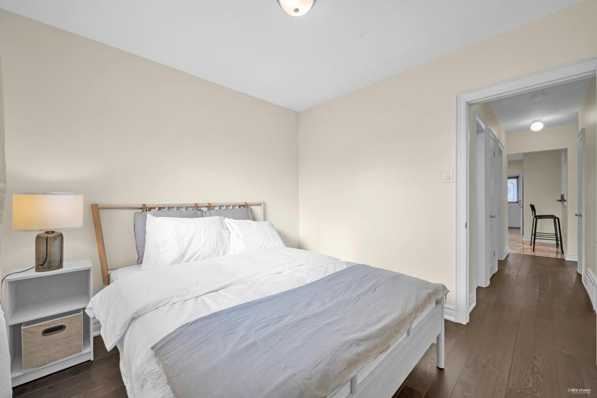 Luxury Renovated House In Prime Location With Parking Toronto