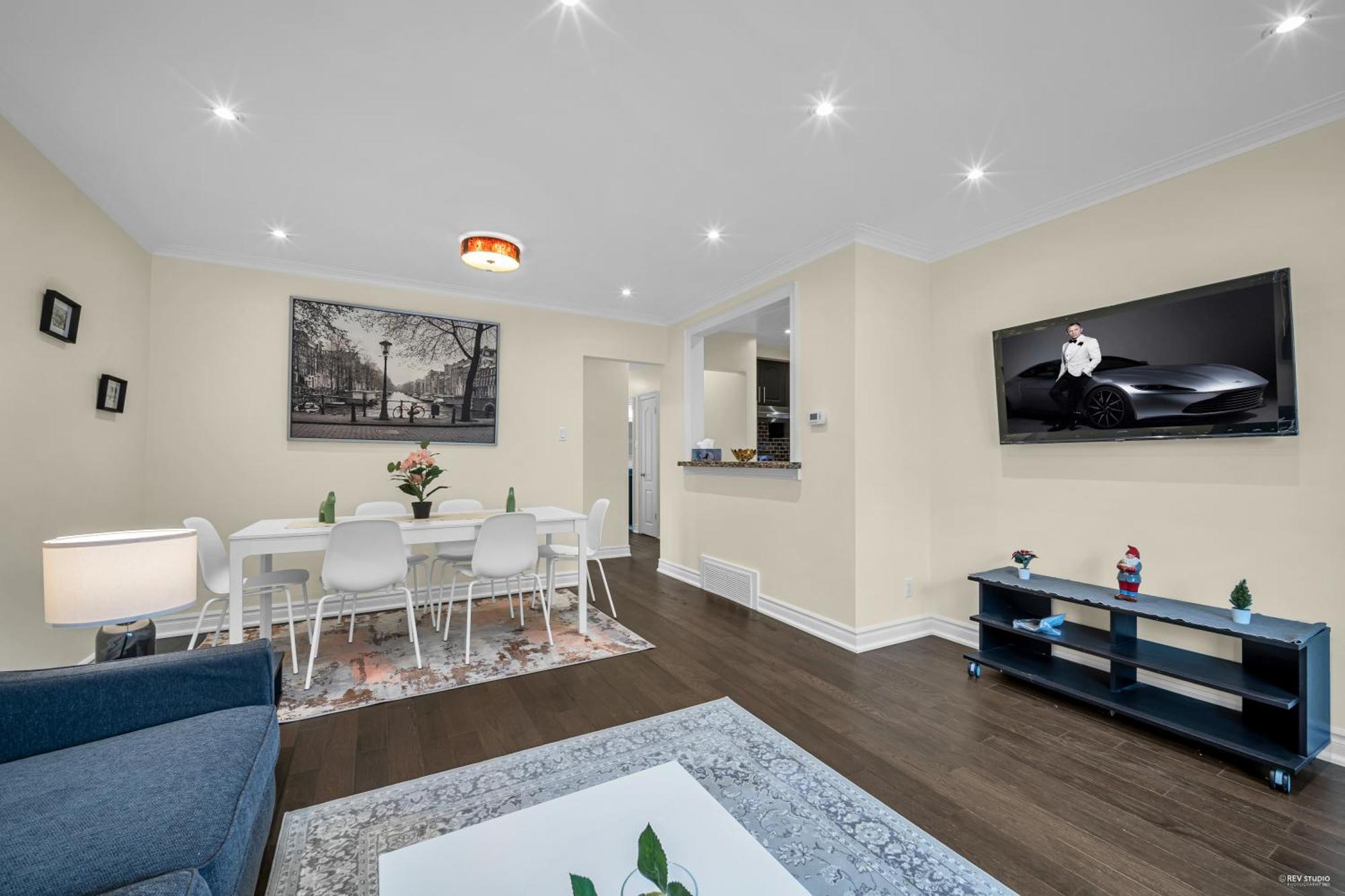 Luxury Renovated House In Prime Location With Parking Toronto