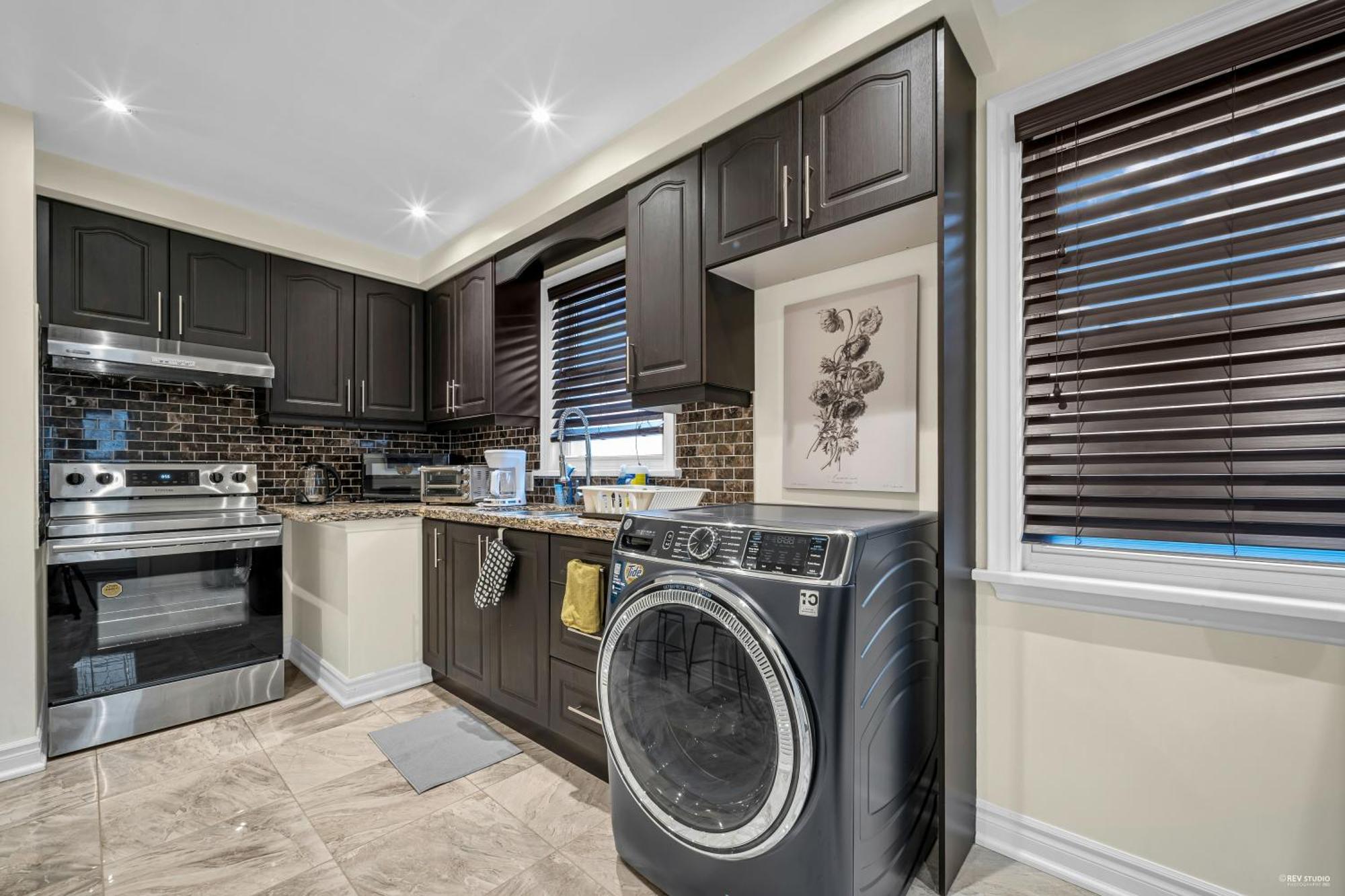 Luxury Renovated House In Prime Location With Parking Apartment Toronto
