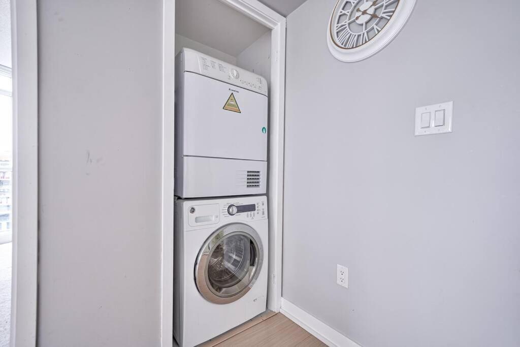 Entertainment District 1 Bedroom Free Parking Dt * Toronto