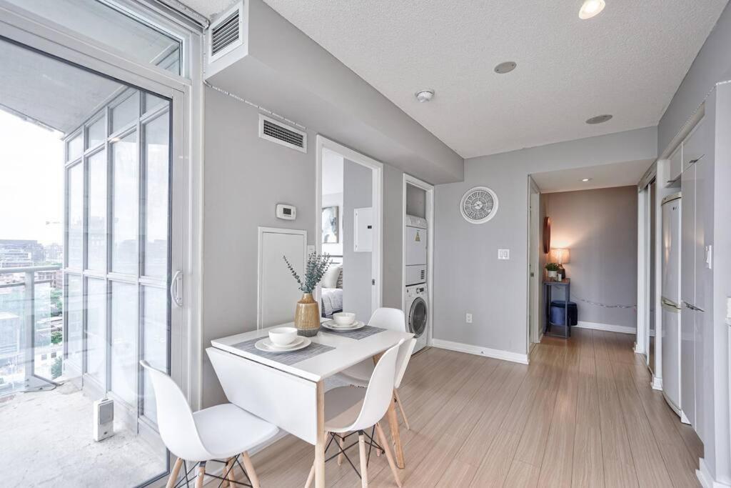 Entertainment District 1 Bedroom Free Parking Dt * Toronto