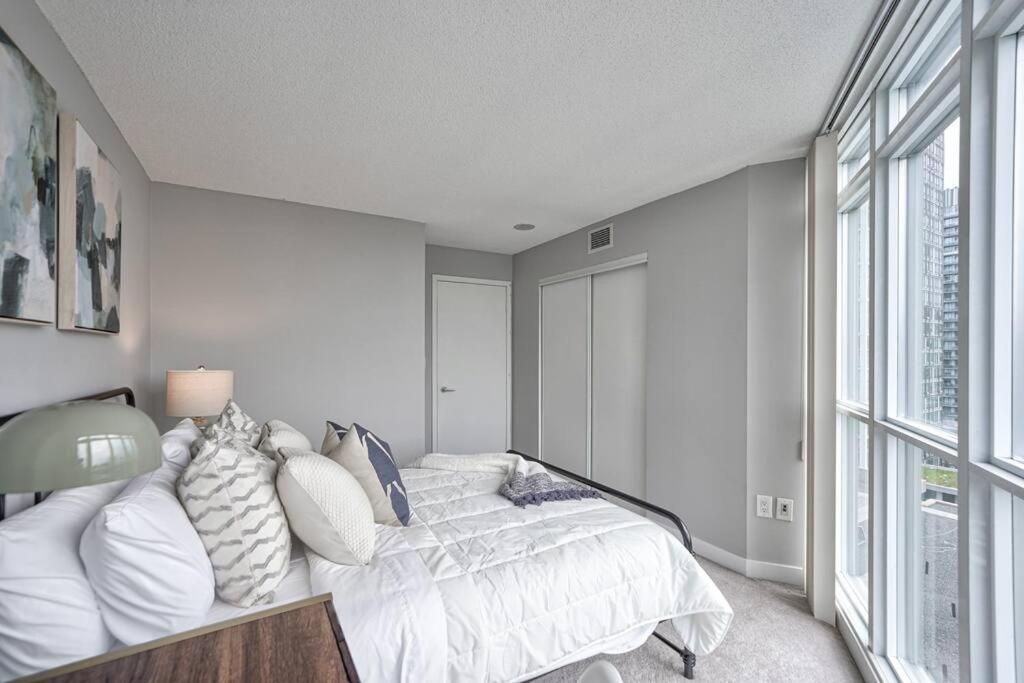 Entertainment District 1 Bedroom Free Parking Dt Apartment *