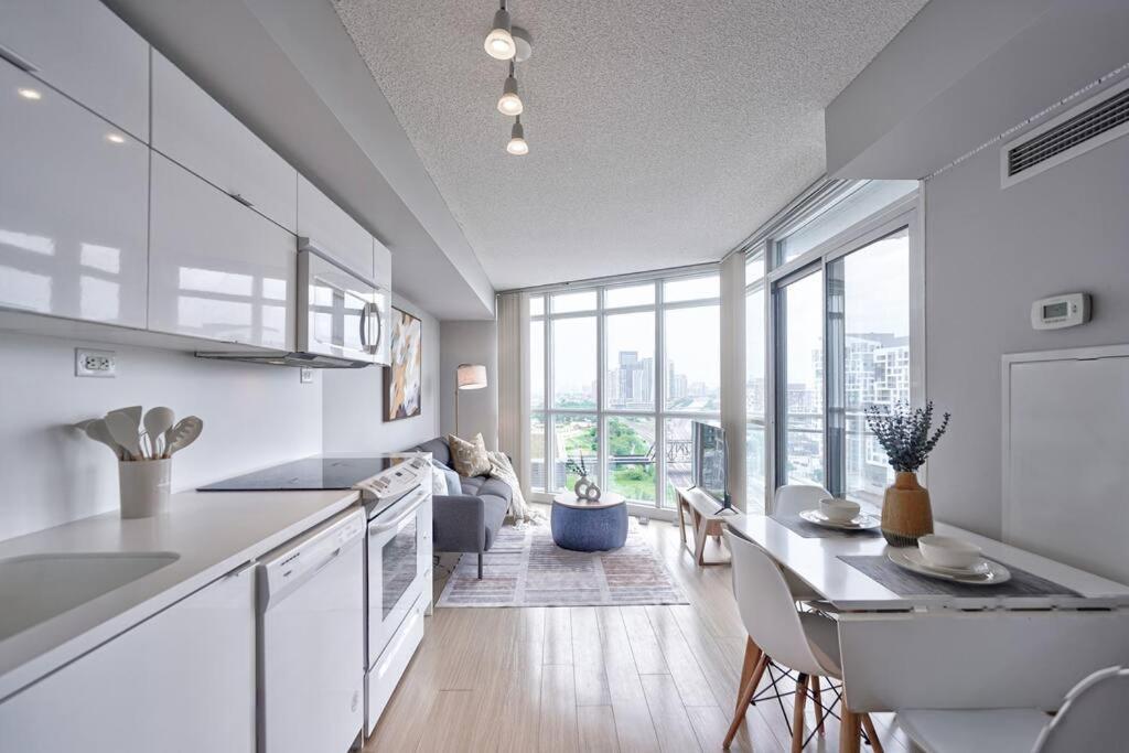 Entertainment District 1 Bedroom Free Parking Dt * Toronto