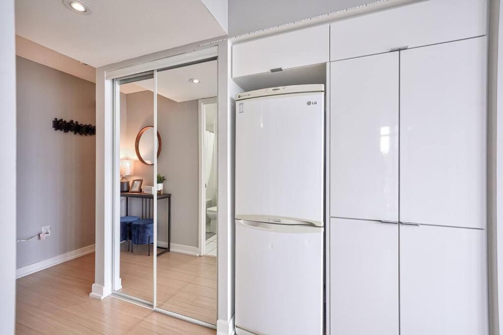 Entertainment District 1 Bedroom Free Parking Dt * Toronto
