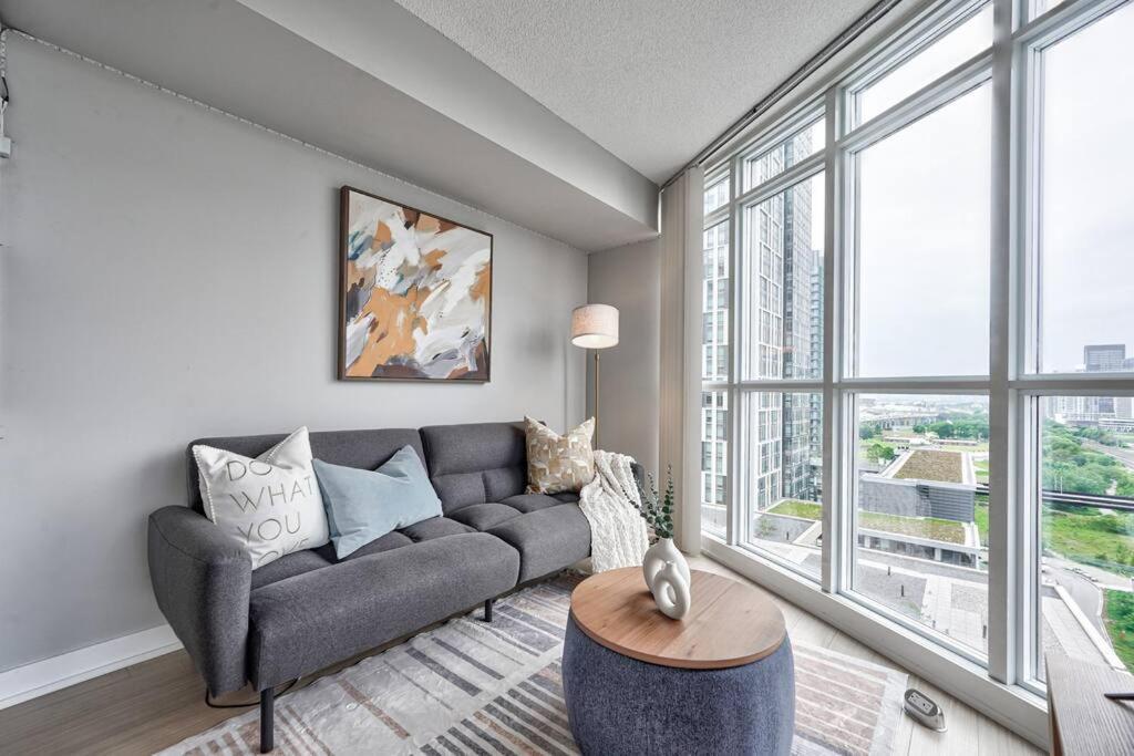 Entertainment District 1 Bedroom Free Parking Dt * Toronto