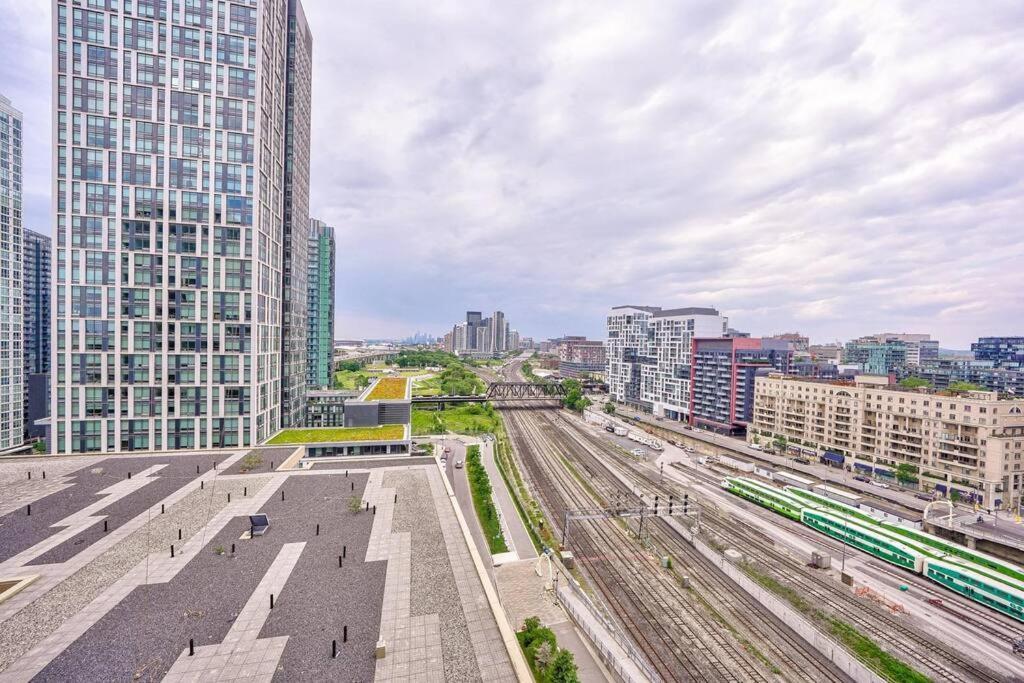 Entertainment District 1 Bedroom Free Parking Dt Apartment Toronto