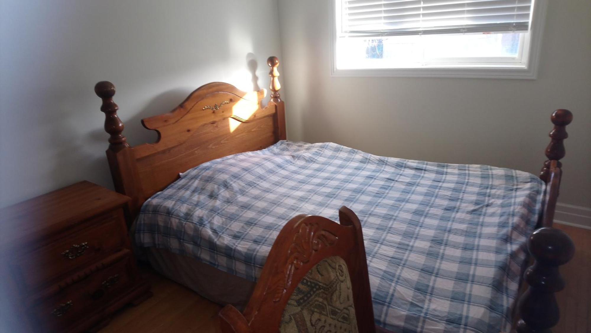 Private Rooms, Free Parking, Full Kitchen, Prices In Town- York Heights Guest house *