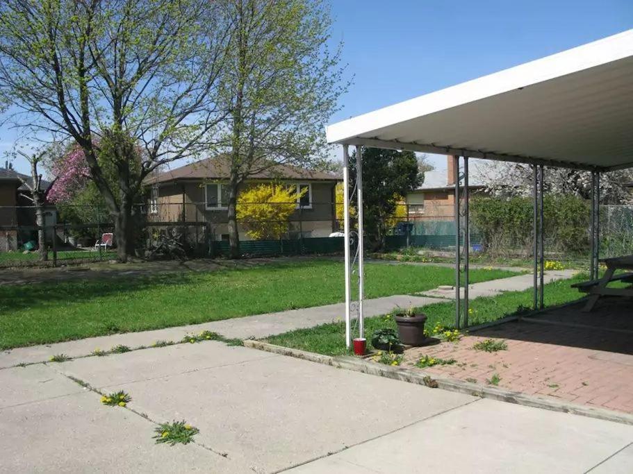 Private Rooms, Free Parking, Full Kitchen, Prices In Town- York Heights Guest house Toronto