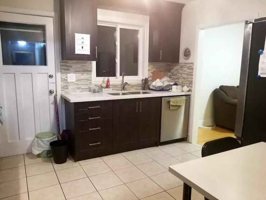 Private Rooms, Free Parking, Full Kitchen, Prices In Town- York Heights Guest house Toronto